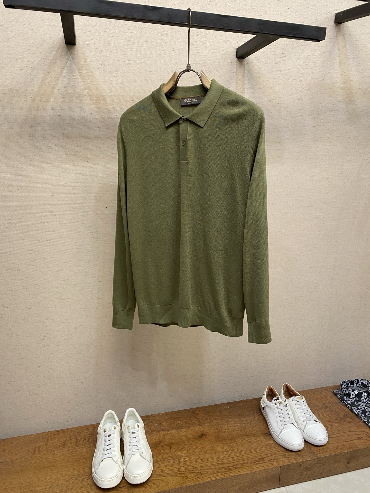 🌟🌟，，Loro Piana 极品桑蚕丝老P风 2026秋冬新品翻领长袖针织打底，简约中透着精致感。面料采用加厚89%天