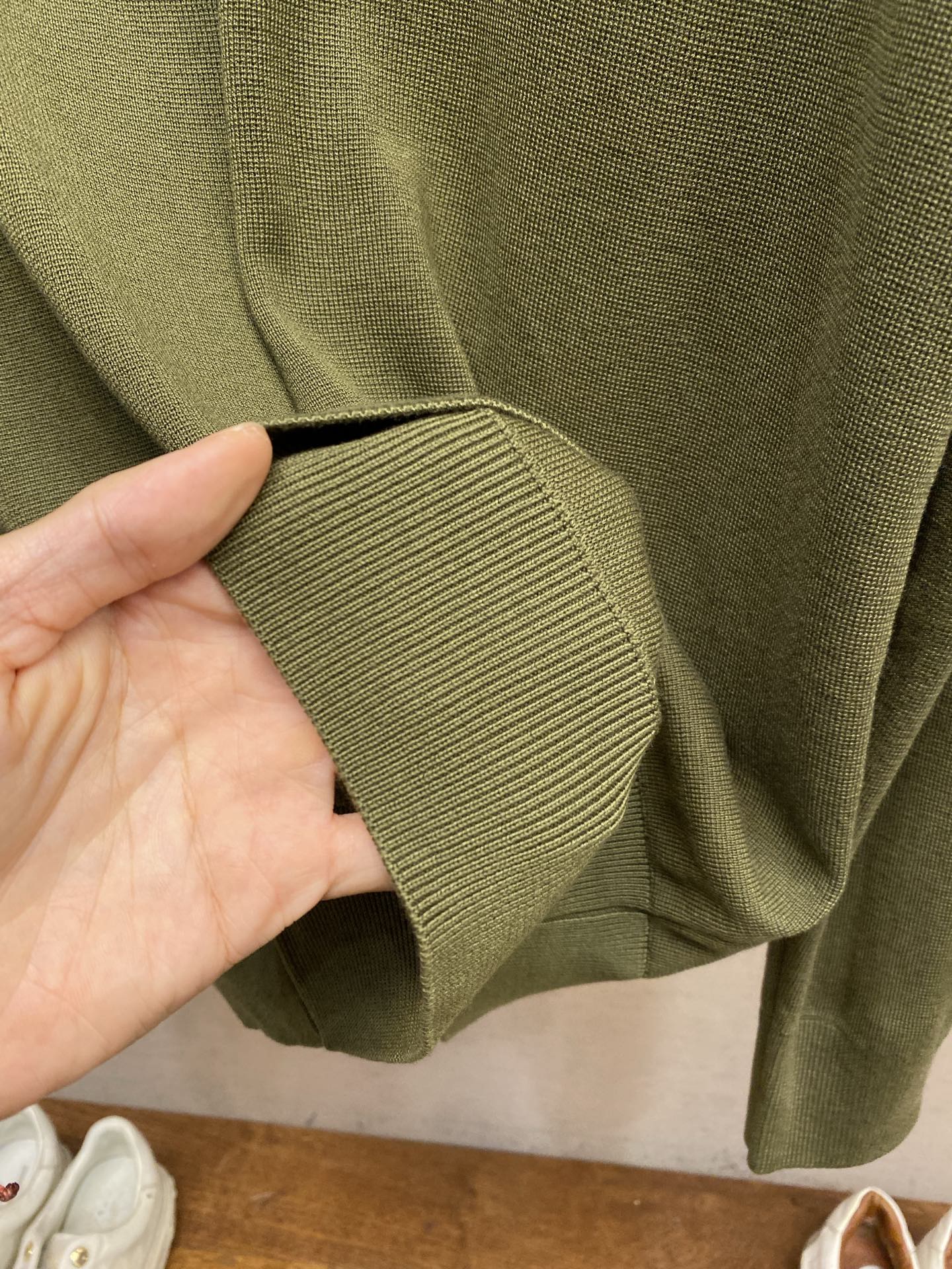 🌟🌟，，Loro Piana 极品桑蚕丝老P风 2026秋冬新品翻领长袖针织打底，简约中透着精致感。面料采用加厚89%天