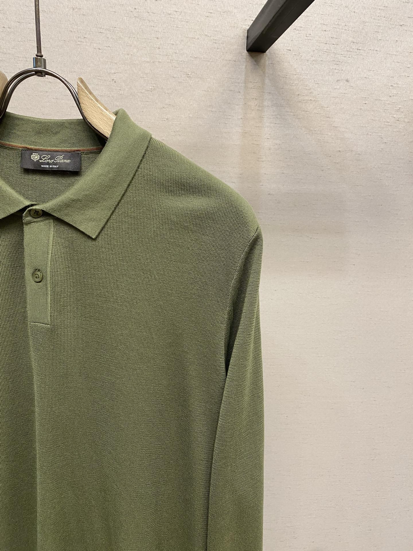 🌟🌟，，Loro Piana 极品桑蚕丝老P风 2026秋冬新品翻领长袖针织打底，简约中透着精致感。面料采用加厚89%天