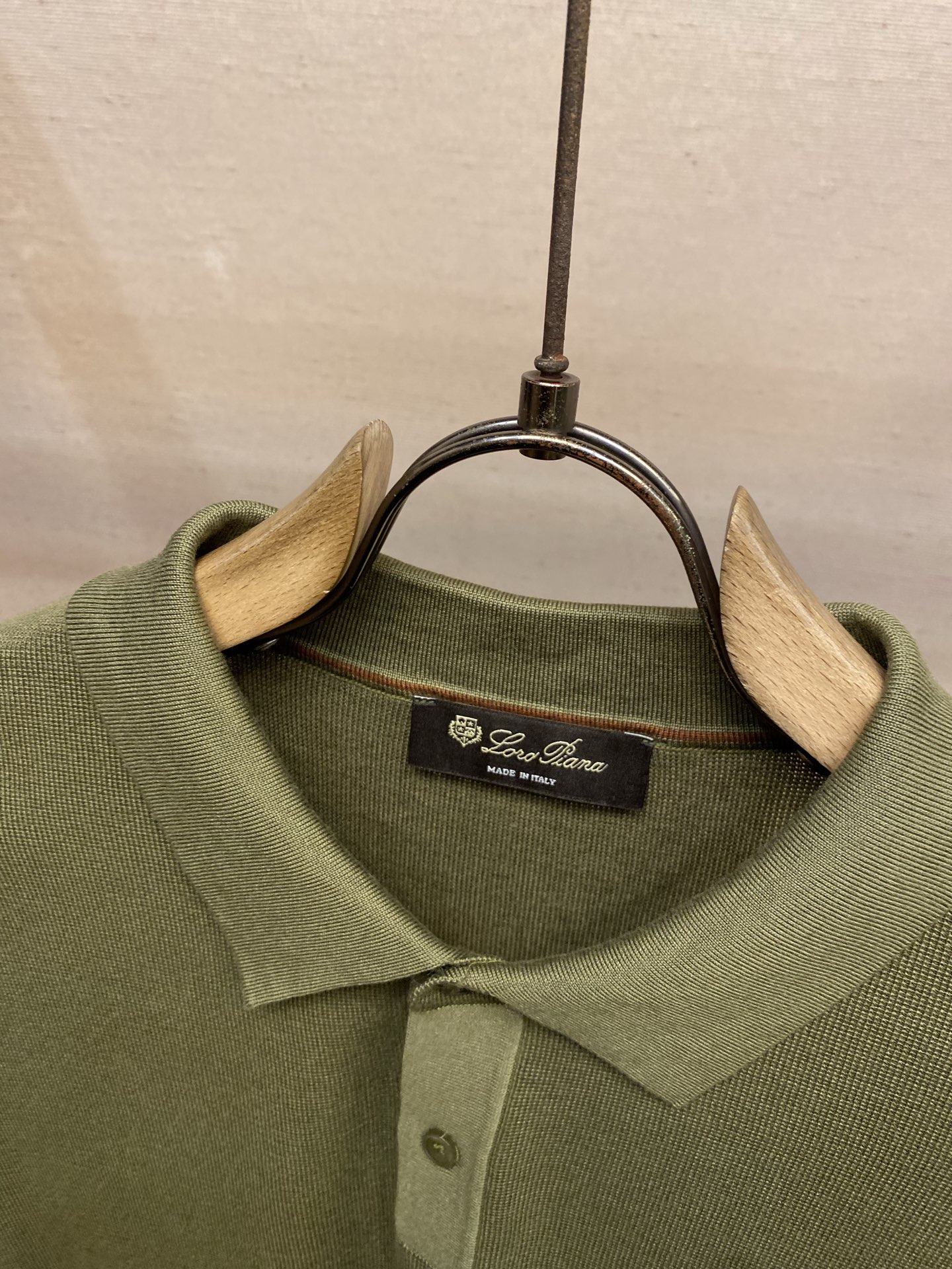 🌟🌟，，Loro Piana 极品桑蚕丝老P风 2026秋冬新品翻领长袖针织打底，简约中透着精致感。面料采用加厚89%天