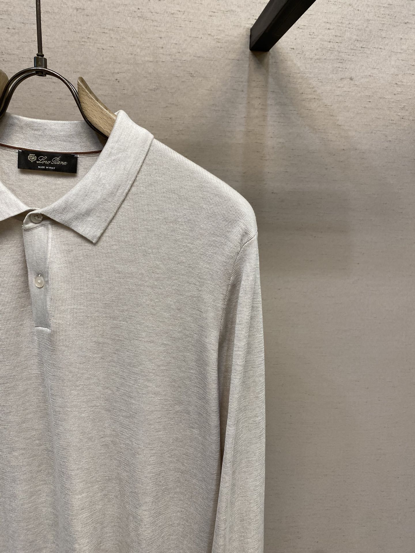 🌟🌟，，Loro Piana 极品桑蚕丝老P风 2026秋冬新品翻领长袖针织打底，简约中透着精致感。面料采用加厚89%天