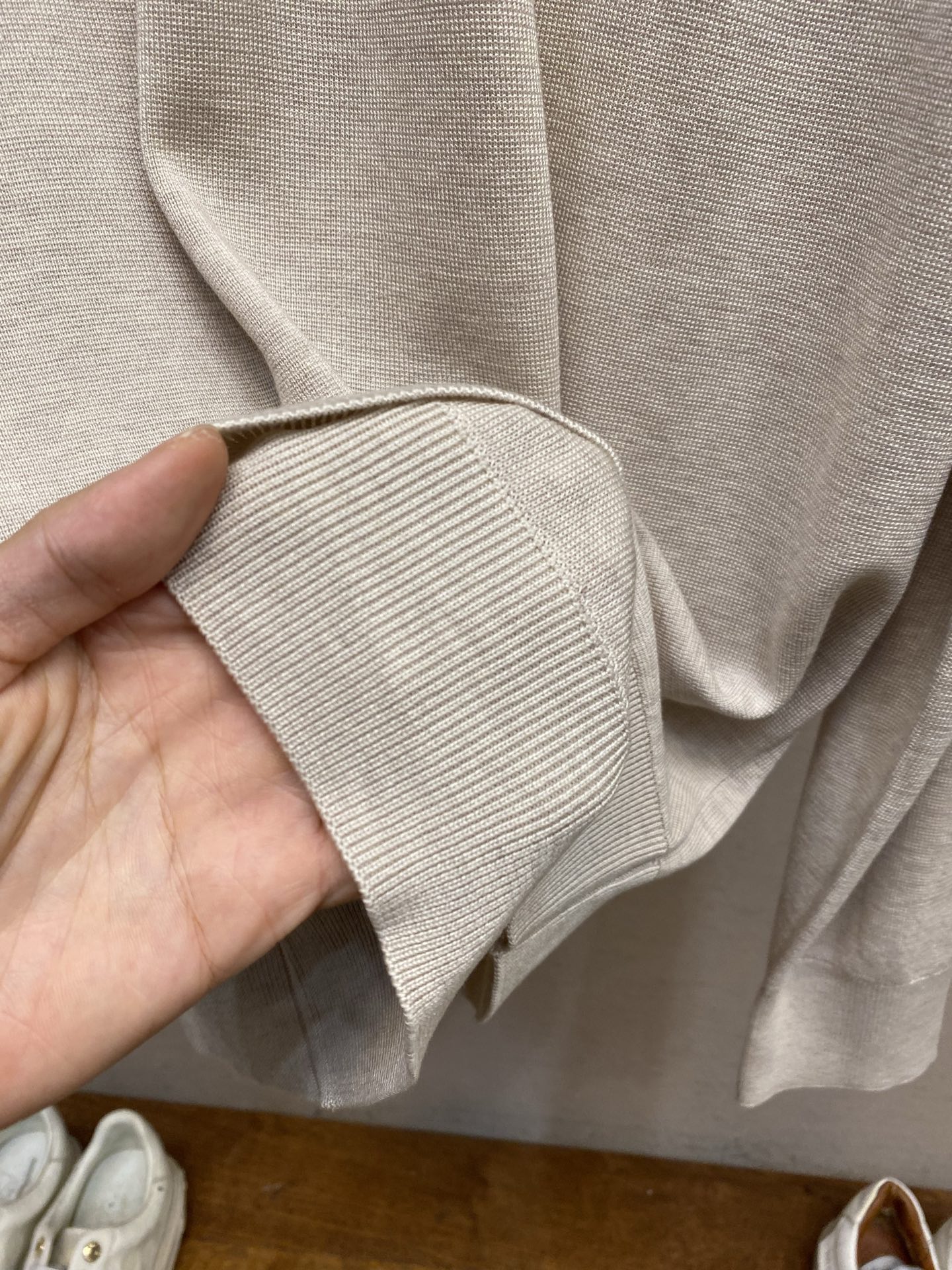 🌟🌟，，Loro Piana 极品桑蚕丝老P风 2026秋冬新品翻领长袖针织打底，简约中透着精致感。面料采用加厚89%天