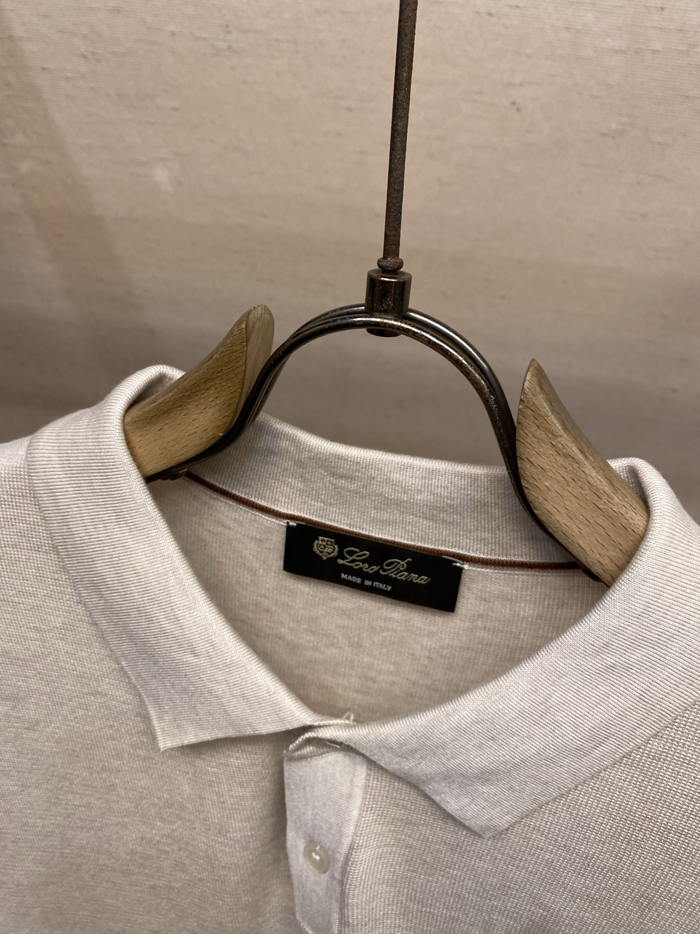 🌟🌟，，Loro Piana 极品桑蚕丝老P风 2026秋冬新品翻领长袖针织打底，简约中透着精致感。面料采用加厚89%天