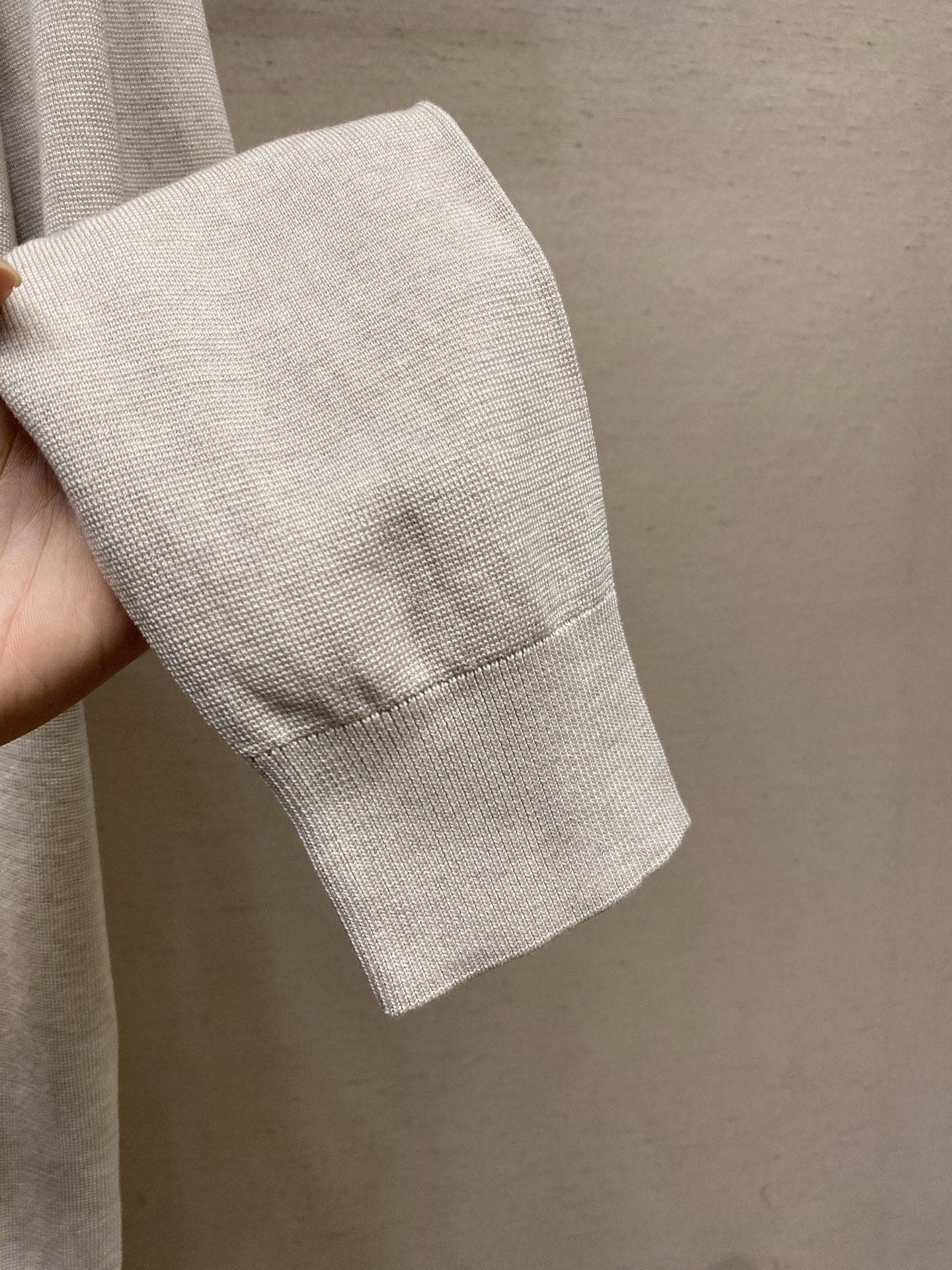 🌟🌟，，Loro Piana 极品桑蚕丝老P风 2026秋冬新品翻领长袖针织打底，简约中透着精致感。面料采用加厚89%天
