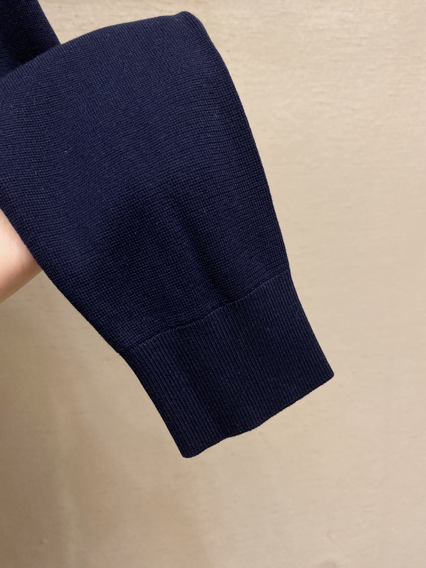 🌟🌟，，Loro Piana 极品桑蚕丝老P风 2026秋冬新品翻领长袖针织打底，简约中透着精致感。面料采用加厚89%天