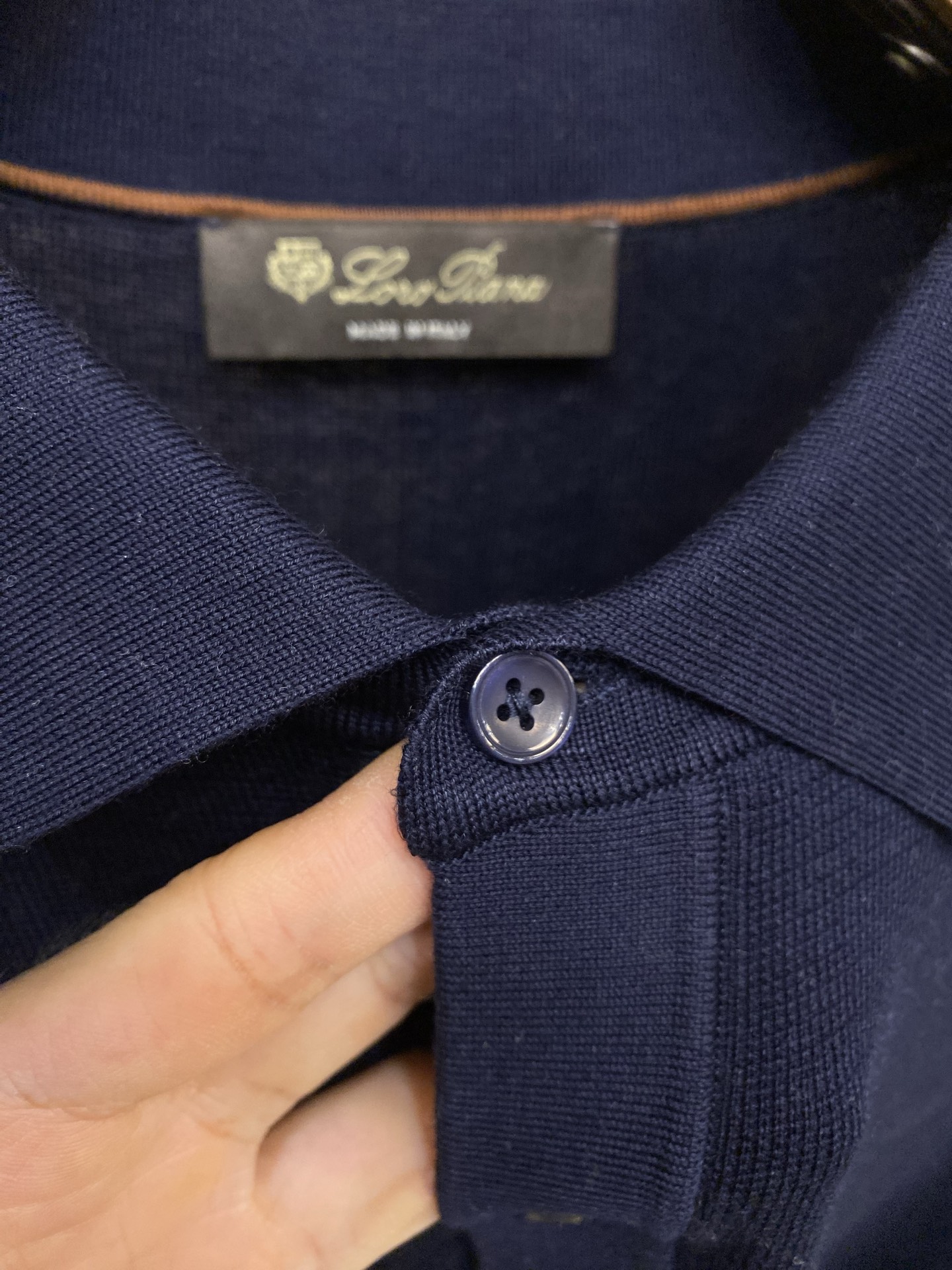 🌟🌟，，Loro Piana 极品桑蚕丝老P风 2026秋冬新品翻领长袖针织打底，简约中透着精致感。面料采用加厚89%天