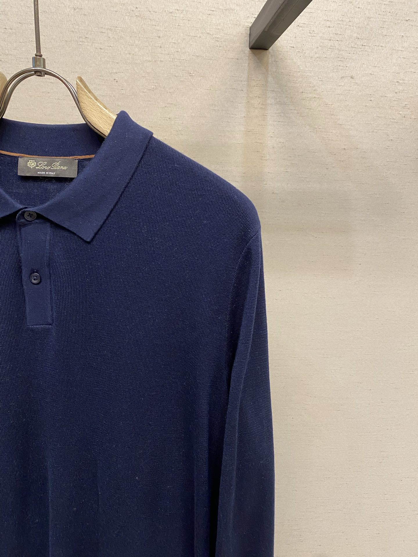🌟🌟，，Loro Piana 极品桑蚕丝老P风 2026秋冬新品翻领长袖针织打底，简约中透着精致感。面料采用加厚89%天