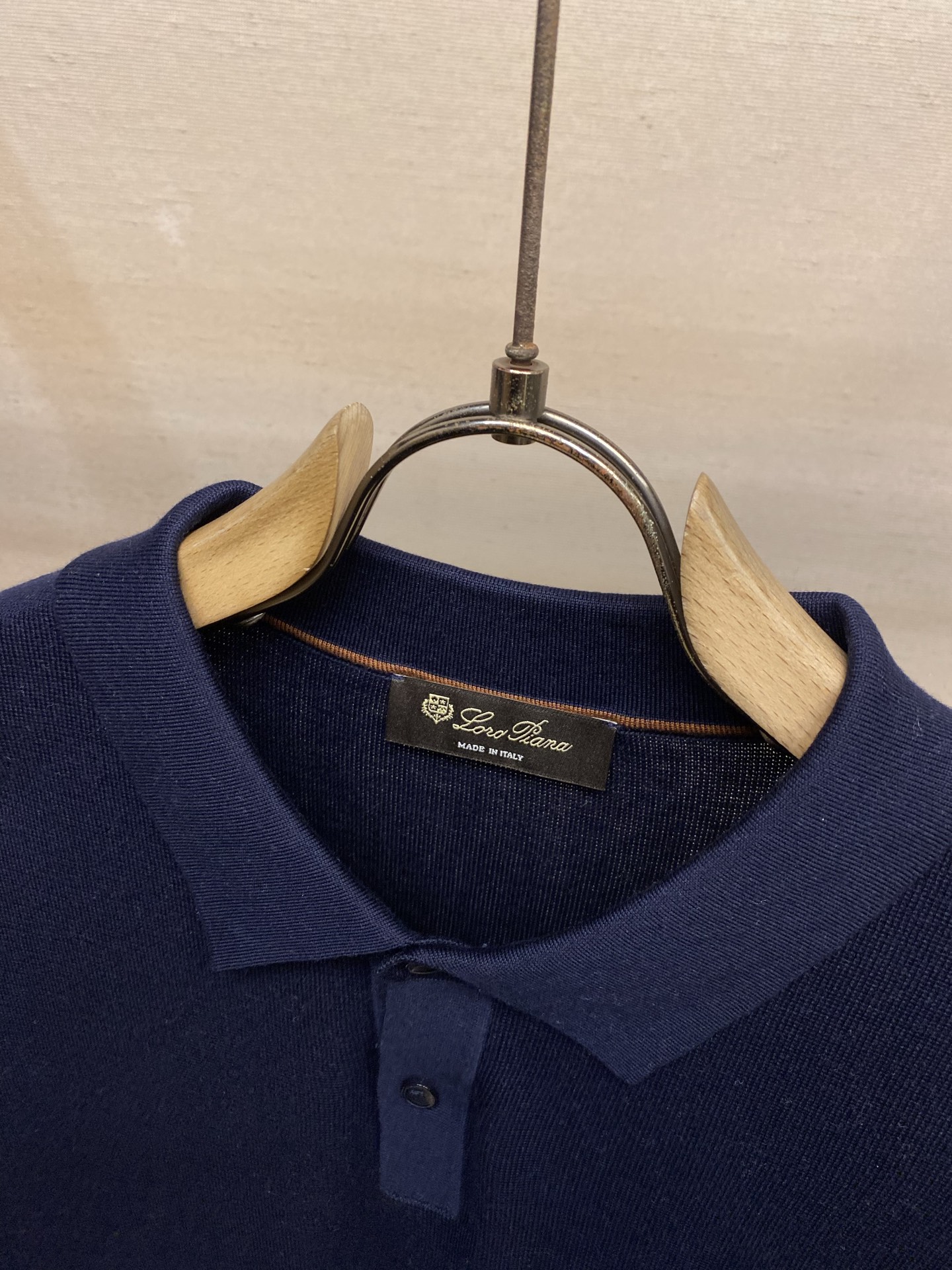🌟🌟，，Loro Piana 极品桑蚕丝老P风 2026秋冬新品翻领长袖针织打底，简约中透着精致感。面料采用加厚89%天