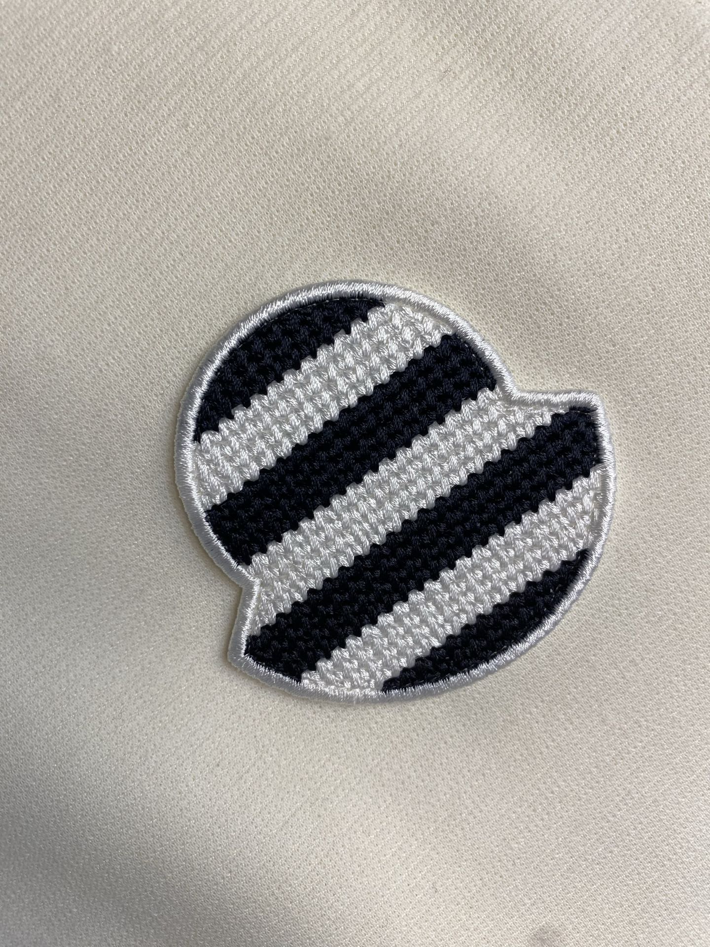 🌟🌟，，Moncler 连帽拉链卫衣|休闲质感单品 软糯亲肤面料，经典插肩版型，徽章刺绣点缀。 好搭不挑人，日常通勤、出