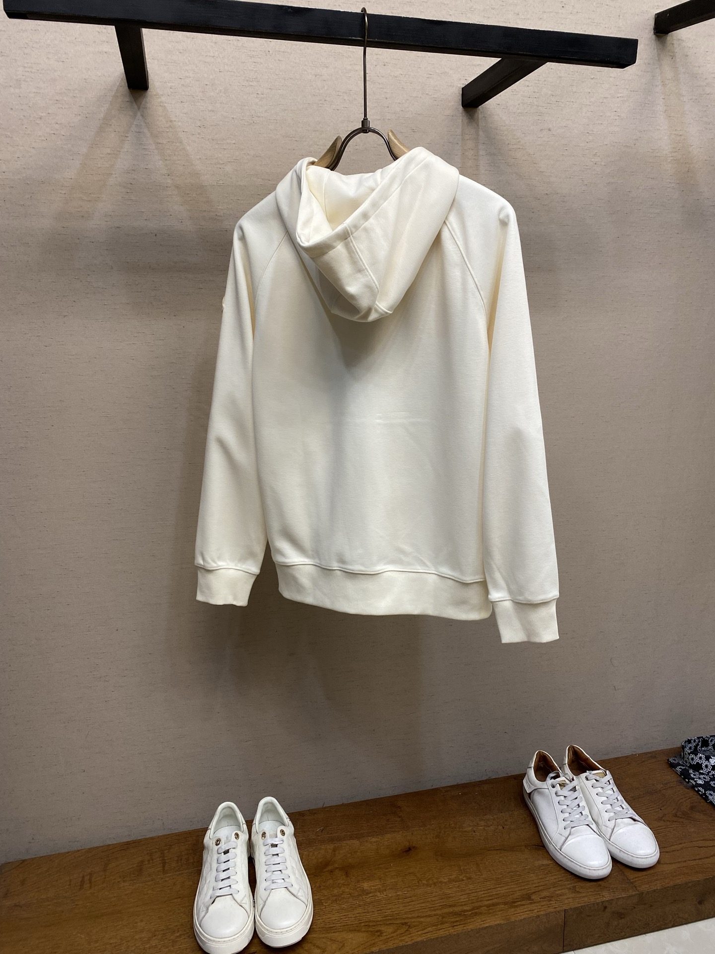 🌟🌟，，Moncler 连帽拉链卫衣|休闲质感单品 软糯亲肤面料，经典插肩版型，徽章刺绣点缀。 好搭不挑人，日常通勤、出