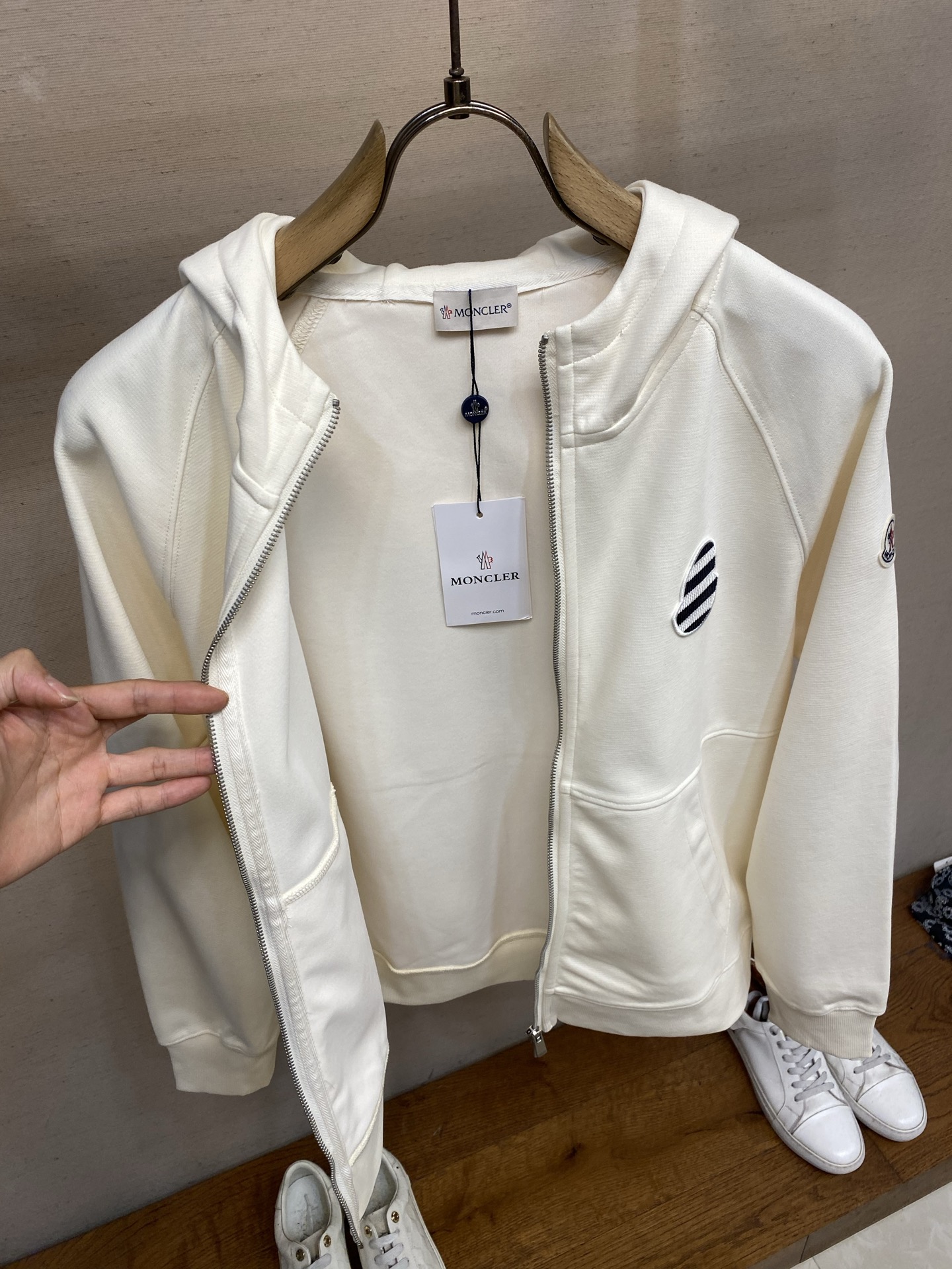 🌟🌟，，Moncler 连帽拉链卫衣|休闲质感单品 软糯亲肤面料，经典插肩版型，徽章刺绣点缀。 好搭不挑人，日常通勤、出