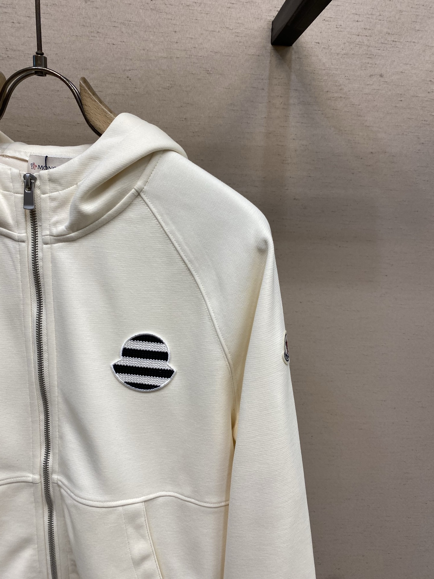 🌟🌟，，Moncler 连帽拉链卫衣|休闲质感单品 软糯亲肤面料，经典插肩版型，徽章刺绣点缀。 好搭不挑人，日常通勤、出