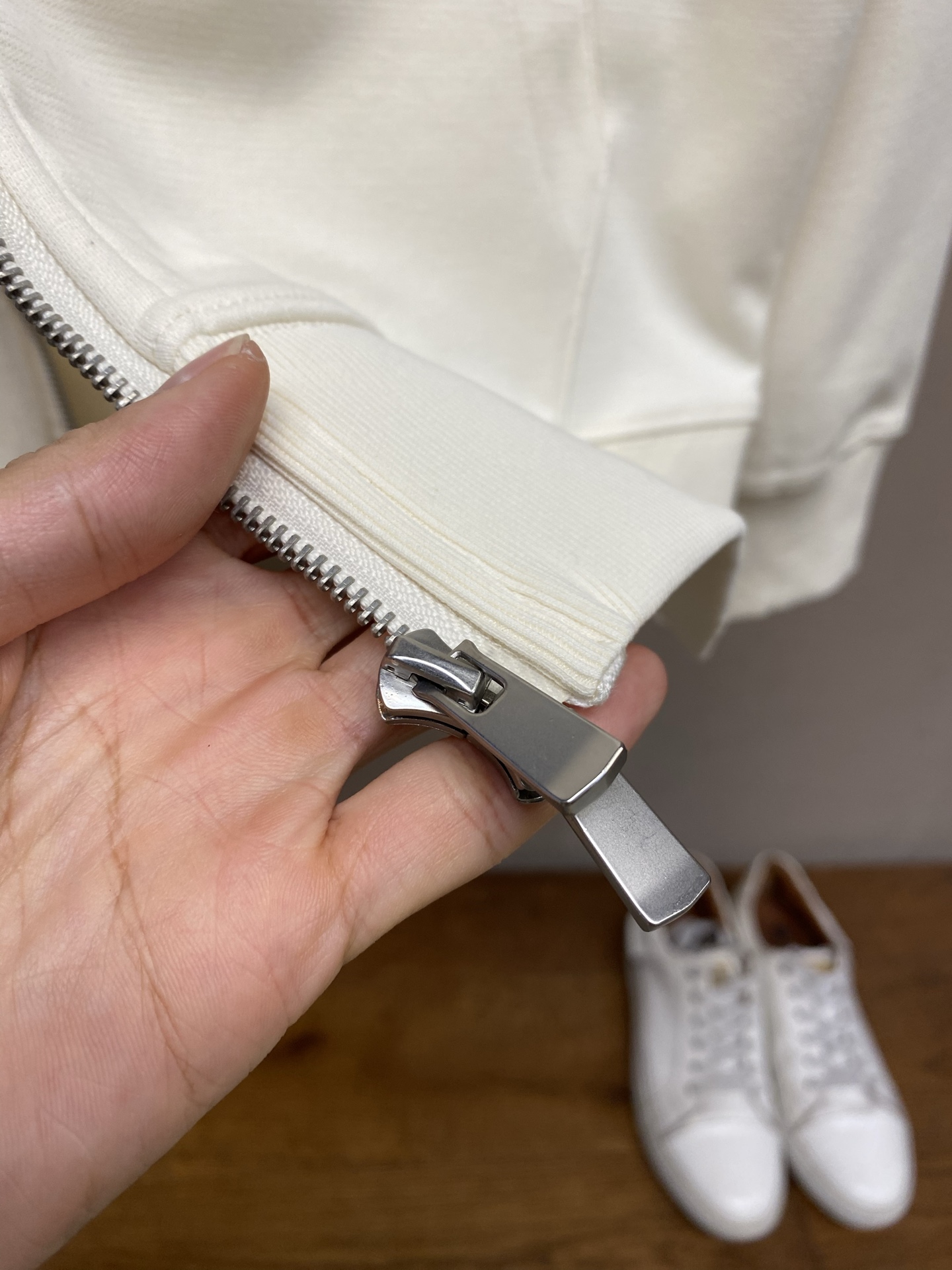 🌟🌟，，Moncler 连帽拉链卫衣|休闲质感单品 软糯亲肤面料，经典插肩版型，徽章刺绣点缀。 好搭不挑人，日常通勤、出