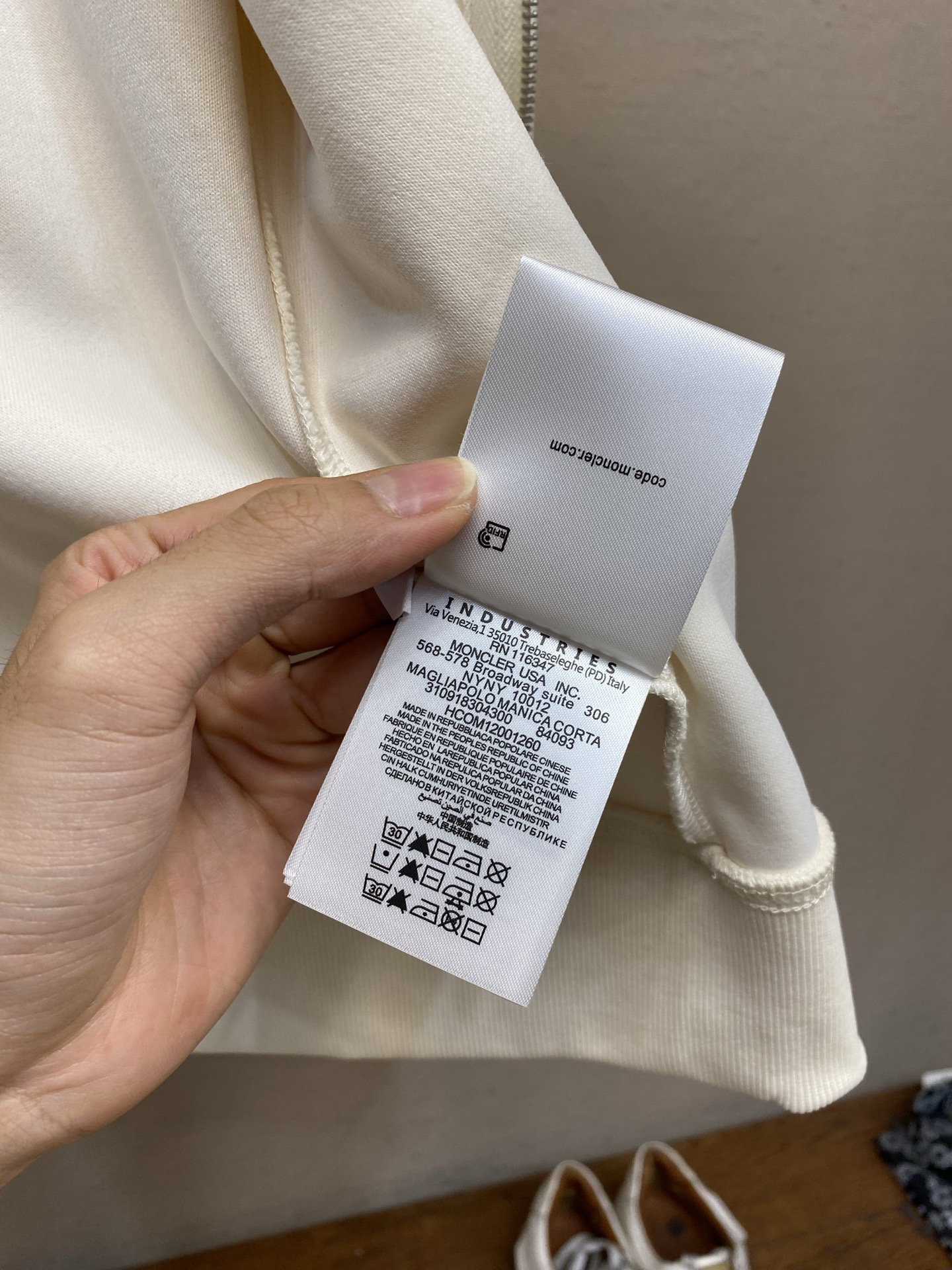 🌟🌟，，Moncler 连帽拉链卫衣|休闲质感单品 软糯亲肤面料，经典插肩版型，徽章刺绣点缀。 好搭不挑人，日常通勤、出