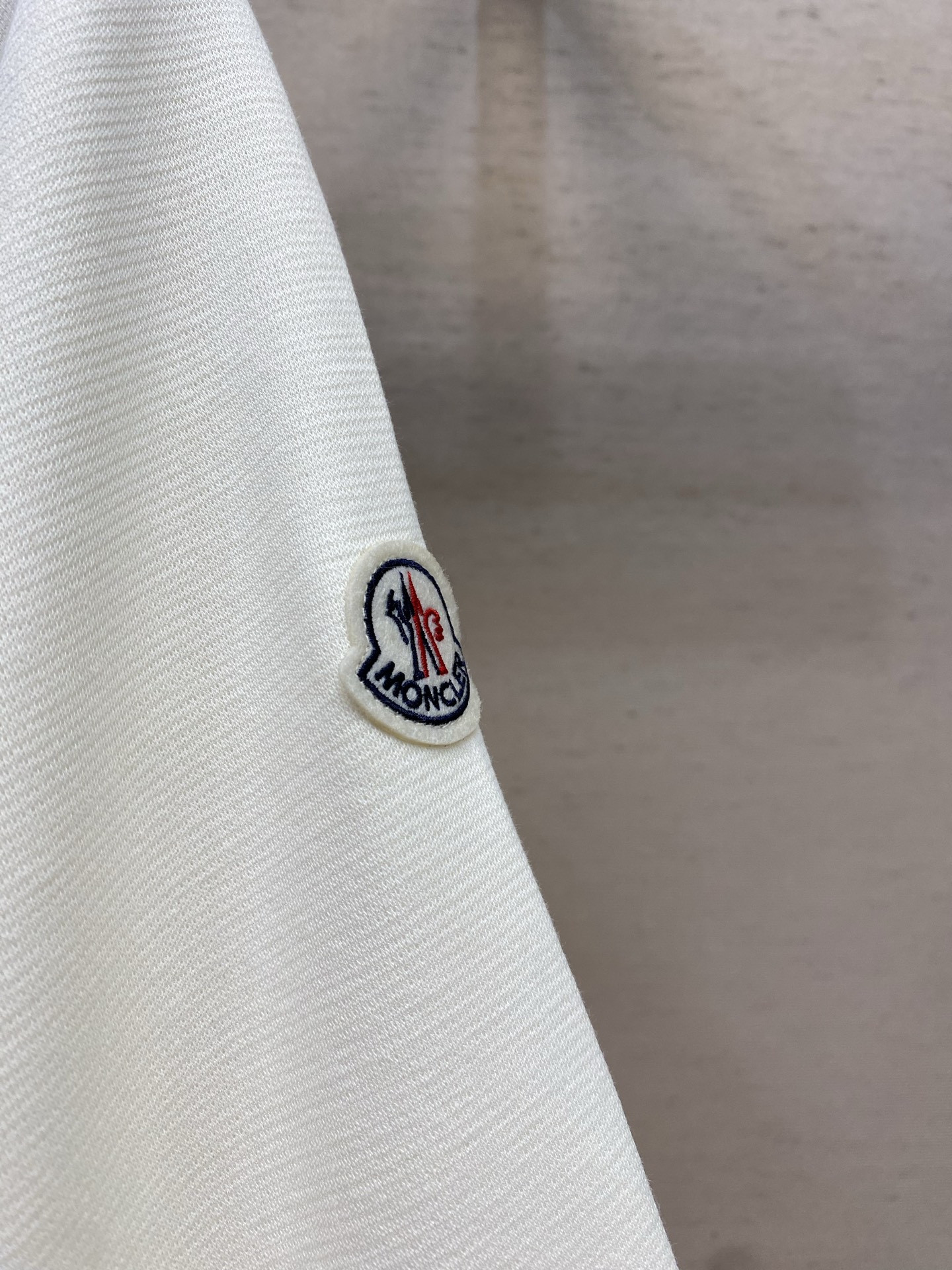 🌟🌟，，Moncler 连帽拉链卫衣|休闲质感单品 软糯亲肤面料，经典插肩版型，徽章刺绣点缀。 好搭不挑人，日常通勤、出
