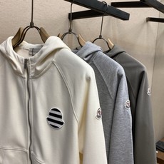 🌟🌟,,Moncler 连帽拉链卫衣|休闲质感单品 软糯亲肤面料,经典插肩版型,徽章刺绣点缀。 好搭不挑人,日常通勤、出 🌟🌟,,Moncler 连帽拉链卫衣|休闲质感单品 软糯亲肤面料,经典插肩版型,徽章刺绣点缀。 好搭不挑人,日常通勤、出