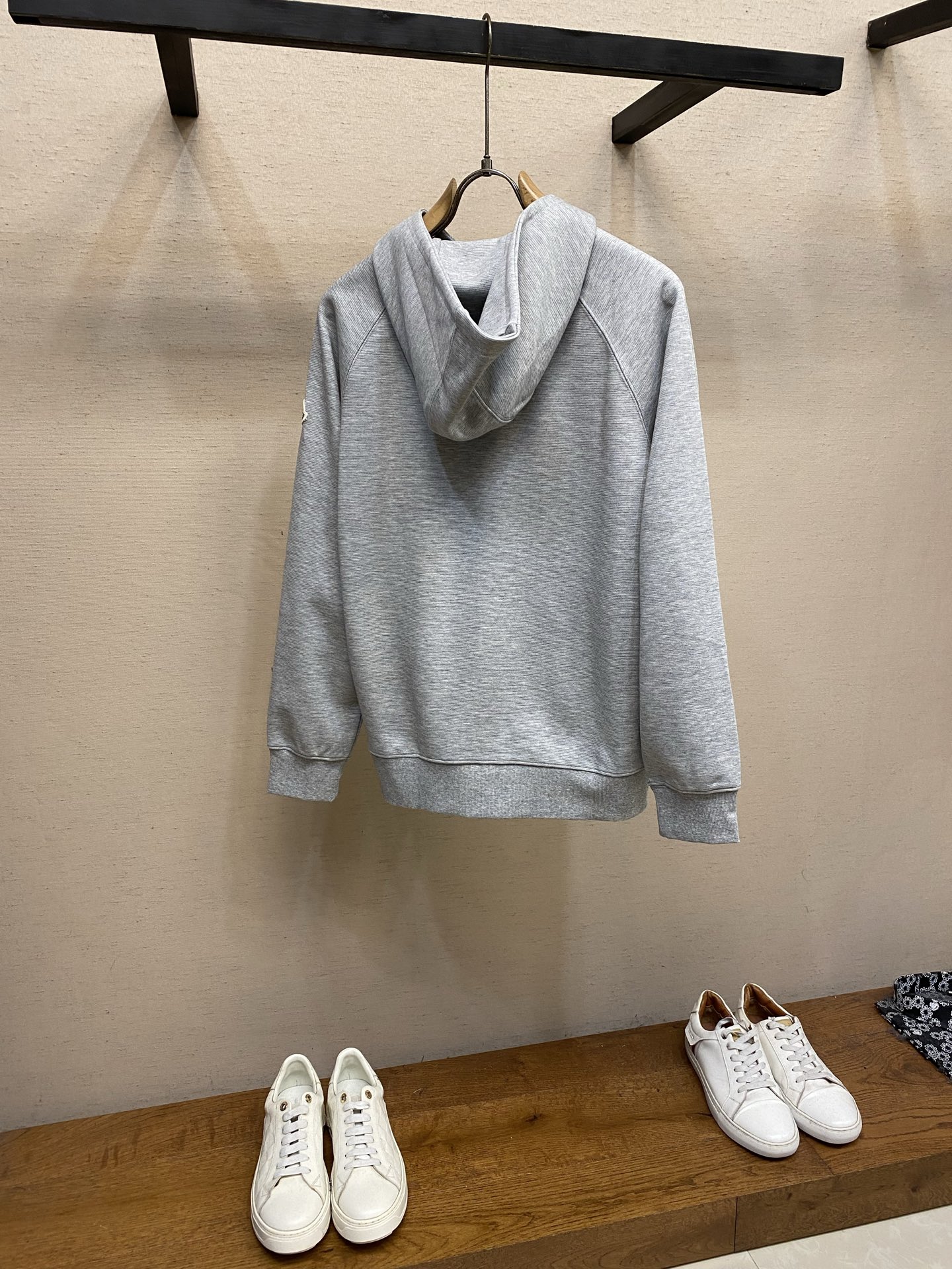 🌟🌟，，Moncler 连帽拉链卫衣|休闲质感单品 软糯亲肤面料，经典插肩版型，徽章刺绣点缀。 好搭不挑人，日常通勤、出