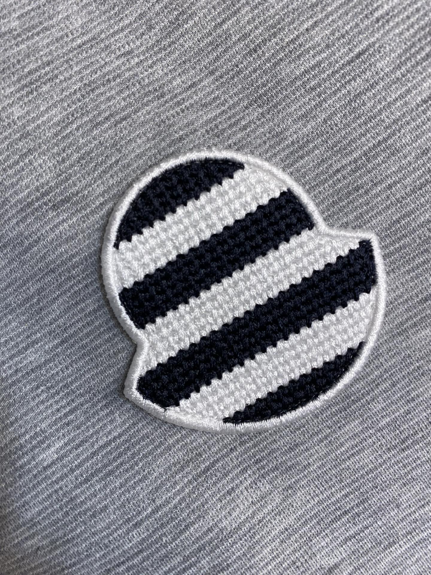 🌟🌟，，Moncler 连帽拉链卫衣|休闲质感单品 软糯亲肤面料，经典插肩版型，徽章刺绣点缀。 好搭不挑人，日常通勤、出