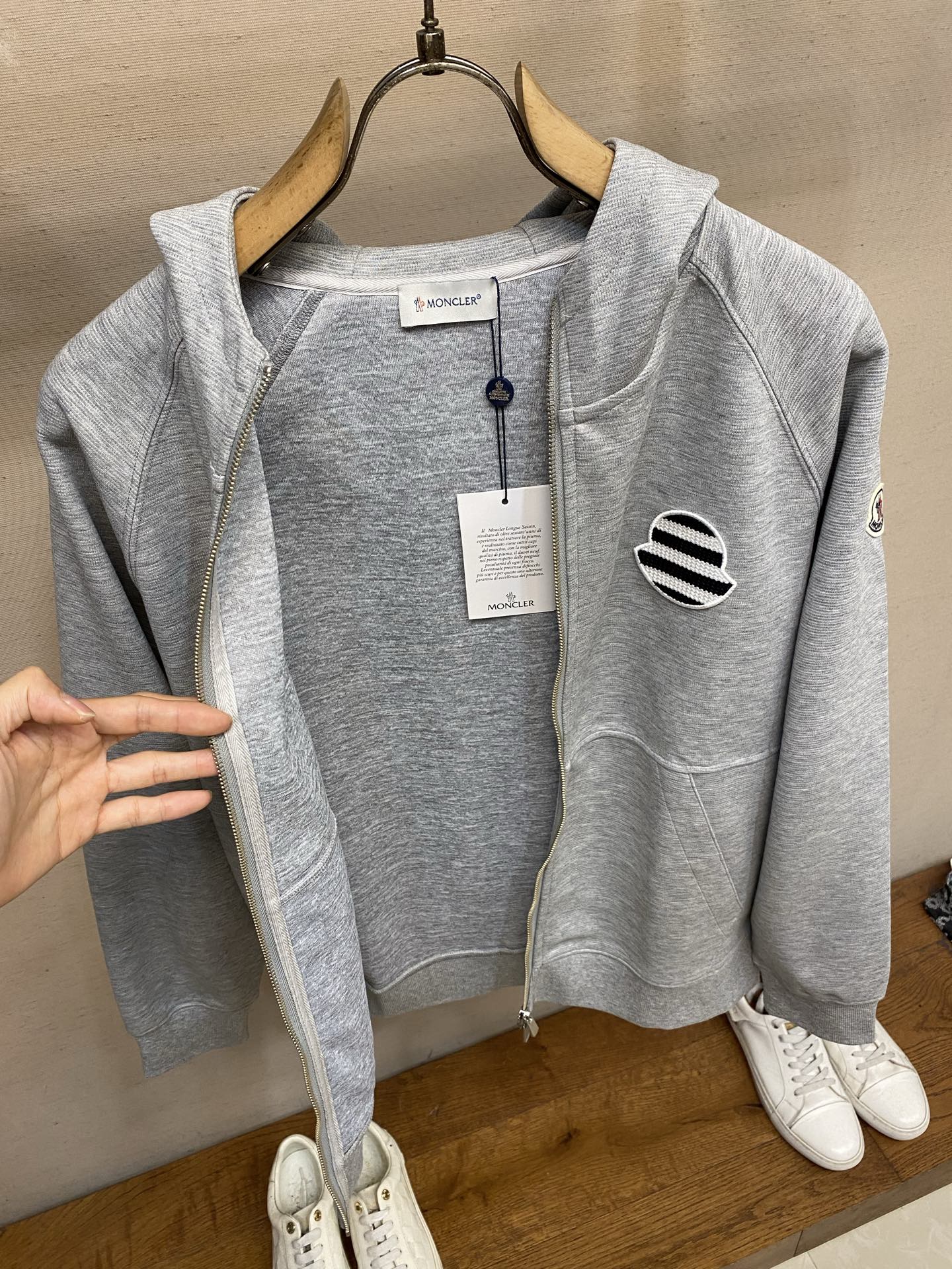 🌟🌟，，Moncler 连帽拉链卫衣|休闲质感单品 软糯亲肤面料，经典插肩版型，徽章刺绣点缀。 好搭不挑人，日常通勤、出
