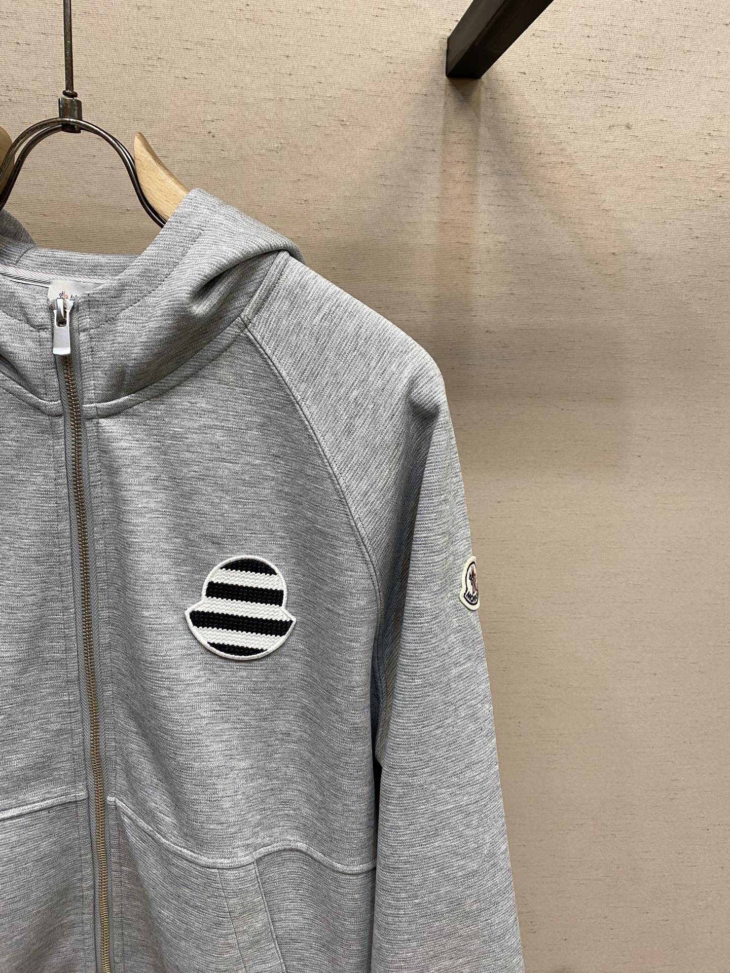 🌟🌟，，Moncler 连帽拉链卫衣|休闲质感单品 软糯亲肤面料，经典插肩版型，徽章刺绣点缀。 好搭不挑人，日常通勤、出