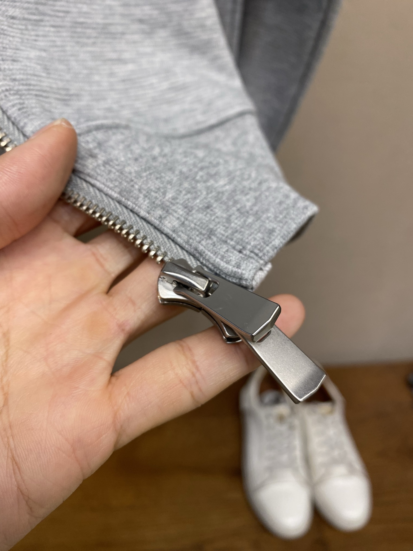 🌟🌟，，Moncler 连帽拉链卫衣|休闲质感单品 软糯亲肤面料，经典插肩版型，徽章刺绣点缀。 好搭不挑人，日常通勤、出