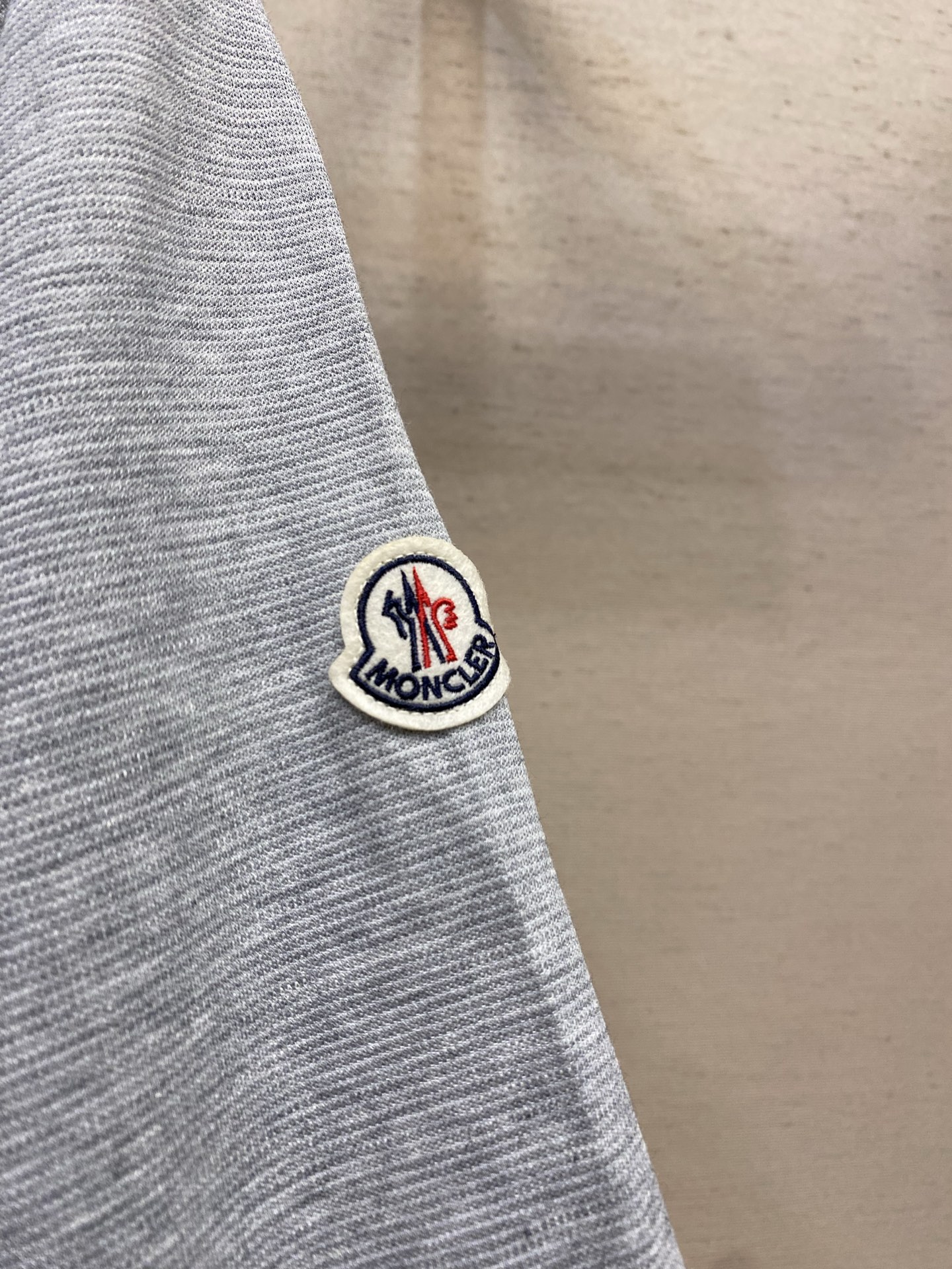 🌟🌟，，Moncler 连帽拉链卫衣|休闲质感单品 软糯亲肤面料，经典插肩版型，徽章刺绣点缀。 好搭不挑人，日常通勤、出