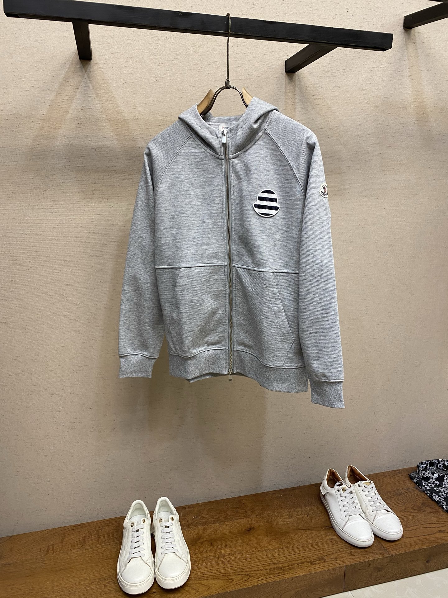 🌟🌟，，Moncler 连帽拉链卫衣|休闲质感单品 软糯亲肤面料，经典插肩版型，徽章刺绣点缀。 好搭不挑人，日常通勤、出