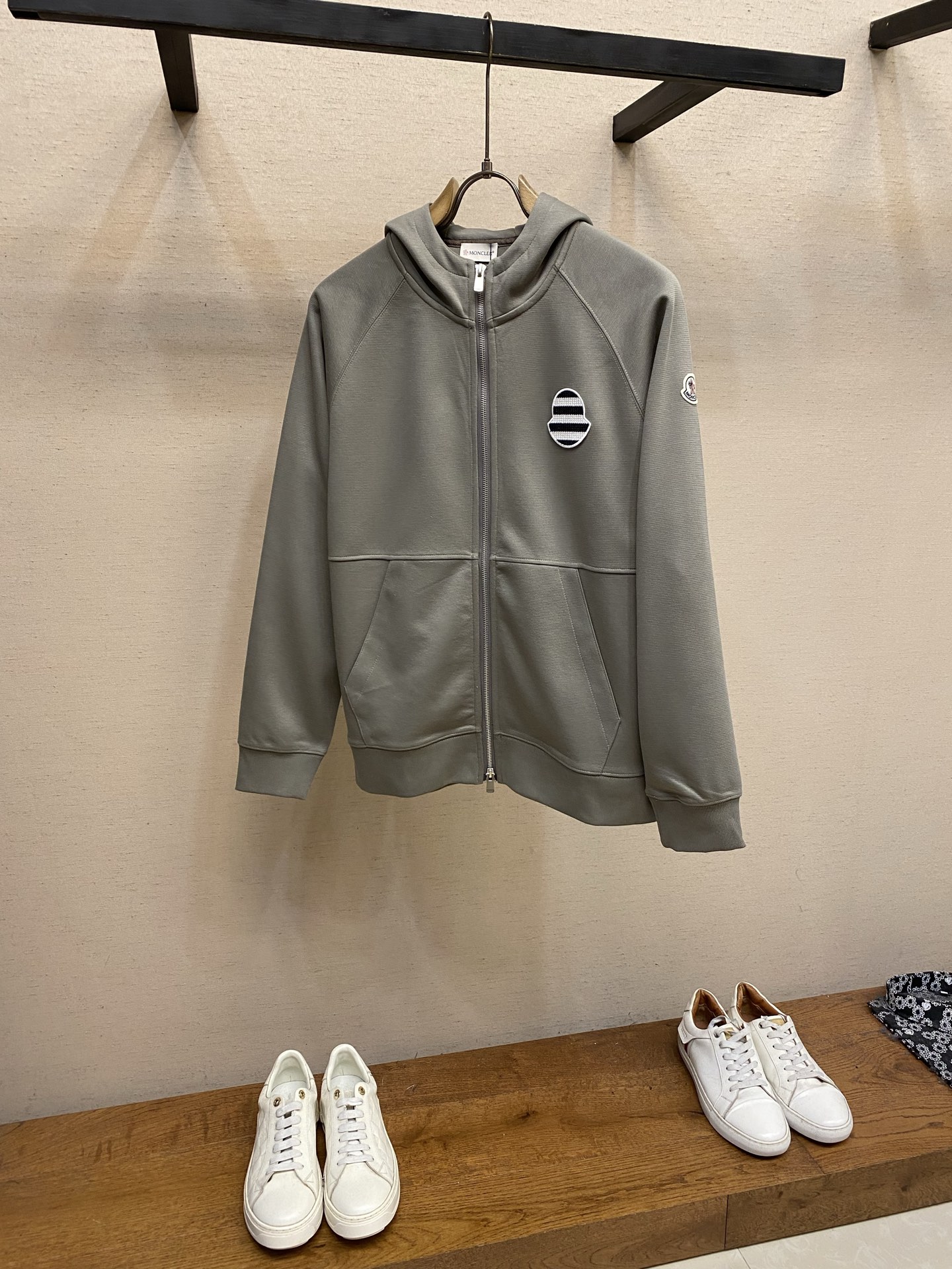 🌟🌟，，Moncler 连帽拉链卫衣|休闲质感单品 软糯亲肤面料，经典插肩版型，徽章刺绣点缀。 好搭不挑人，日常通勤、出
