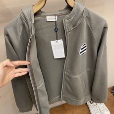 🌟🌟,,Moncler 连帽拉链卫衣|休闲质感单品 软糯亲肤面料,经典插肩版型,徽章刺绣点缀。 好搭不挑人,日常通勤、出 🌟🌟,,Moncler 连帽拉链卫衣|休闲质感单品 软糯亲肤面料,经典插肩版型,徽章刺绣点缀。 好搭不挑人,日常通勤、出