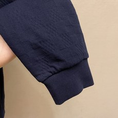🌟🌟,,1V 绗缝提花圆领卫衣 ⚠️原¥13260购买;提花元素融入质感丰盈的面料、呈现绗缝纹理、胸前皮革质感贴饰烫印标 🌟🌟,,1V 绗缝提花圆领卫衣 ⚠️原¥13260购买;提花元素融入质感丰盈的面料、呈现绗缝纹理、胸前皮革质感贴饰烫印标