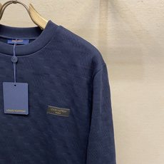 🌟🌟,,1V 绗缝提花圆领卫衣 ⚠️原¥13260购买;提花元素融入质感丰盈的面料、呈现绗缝纹理、胸前皮革质感贴饰烫印标 🌟🌟,,1V 绗缝提花圆领卫衣 ⚠️原¥13260购买;提花元素融入质感丰盈的面料、呈现绗缝纹理、胸前皮革质感贴饰烫印标