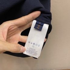 🌟🌟,,1V 绗缝提花圆领卫衣 ⚠️原¥13260购买;提花元素融入质感丰盈的面料、呈现绗缝纹理、胸前皮革质感贴饰烫印标 🌟🌟,,1V 绗缝提花圆领卫衣 ⚠️原¥13260购买;提花元素融入质感丰盈的面料、呈现绗缝纹理、胸前皮革质感贴饰烫印标