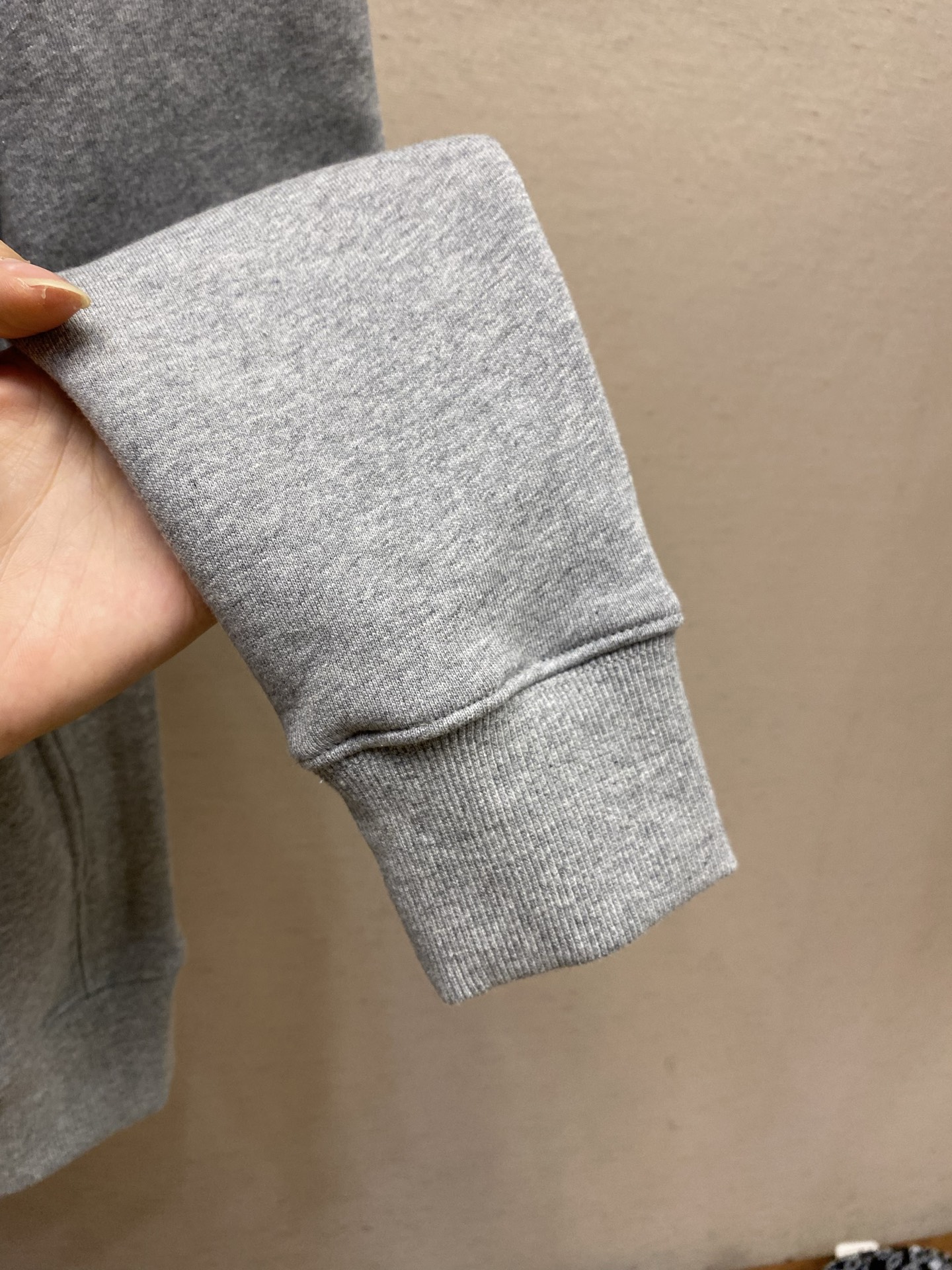 🌟🌟，，Dior 蒙田刺绣半高拉链卫衣 发售色系：灰色、绿色 ⚠️原¥15560购买；棉质起绒卫衣面料、Montaign