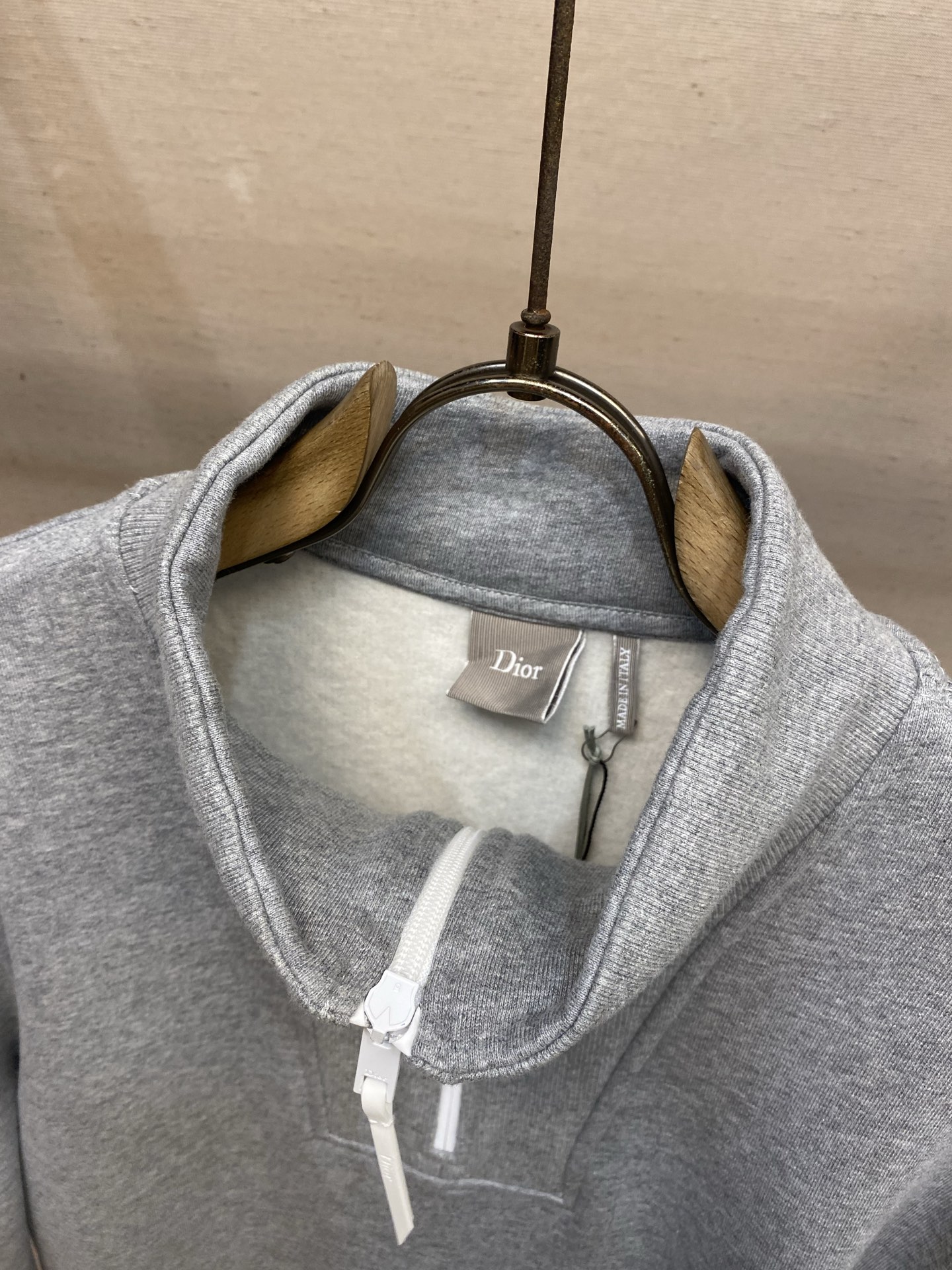 🌟🌟，，Dior 蒙田刺绣半高拉链卫衣 发售色系：灰色、绿色 ⚠️原¥15560购买；棉质起绒卫衣面料、Montaign
