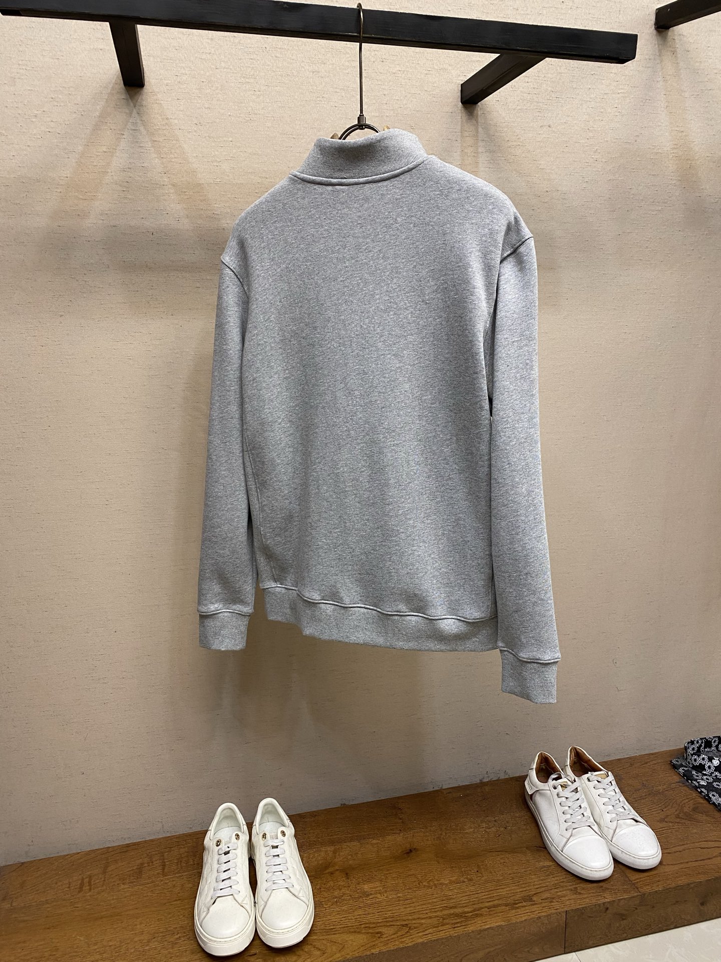 🌟🌟，，Dior 蒙田刺绣半高拉链卫衣 发售色系：灰色、绿色 ⚠️原¥15560购买；棉质起绒卫衣面料、Montaign