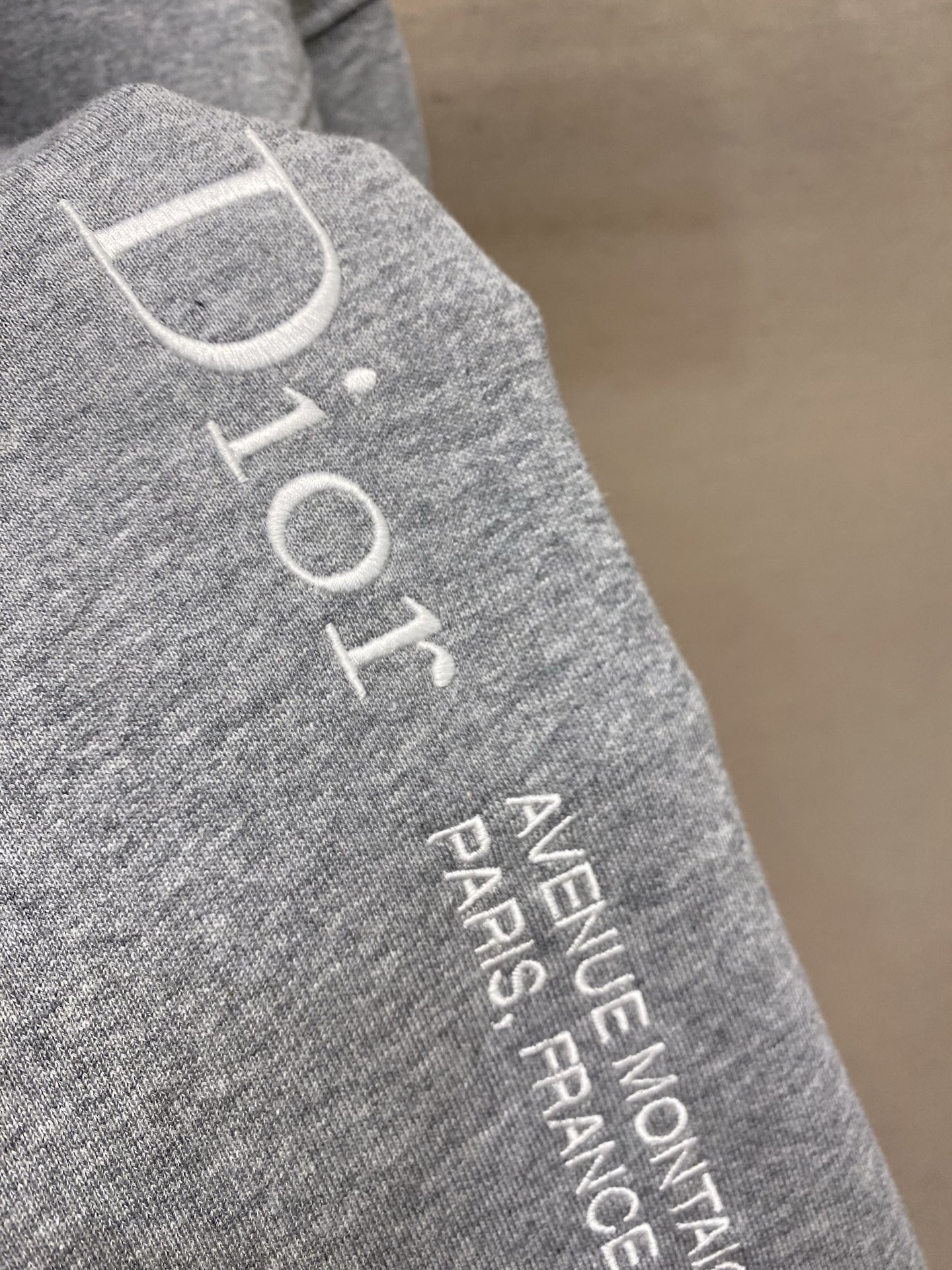 🌟🌟，，Dior 蒙田刺绣半高拉链卫衣 发售色系：灰色、绿色 ⚠️原¥15560购买；棉质起绒卫衣面料、Montaign