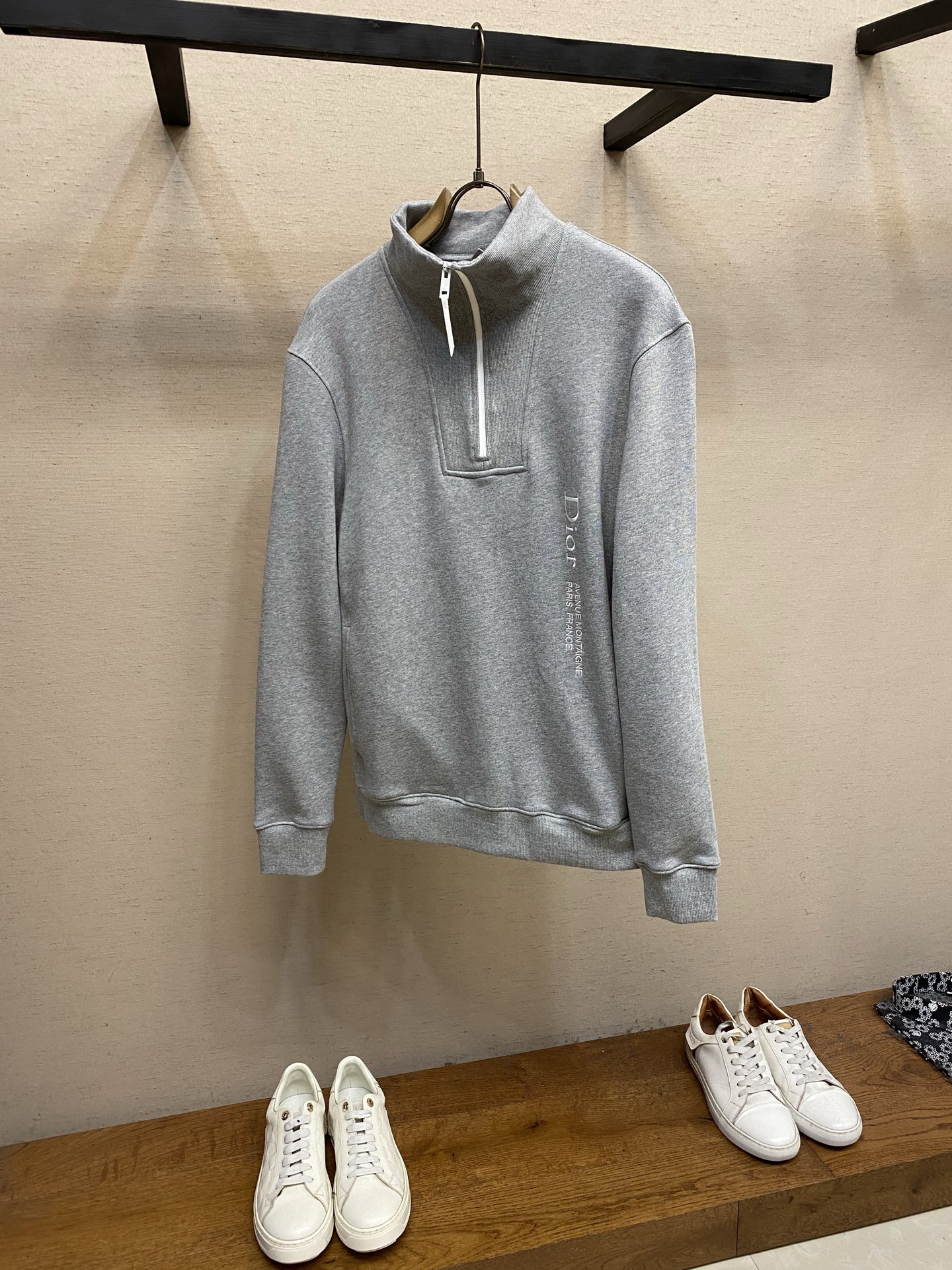 🌟🌟，，Dior 蒙田刺绣半高拉链卫衣 发售色系：灰色、绿色 ⚠️原¥15560购买；棉质起绒卫衣面料、Montaign