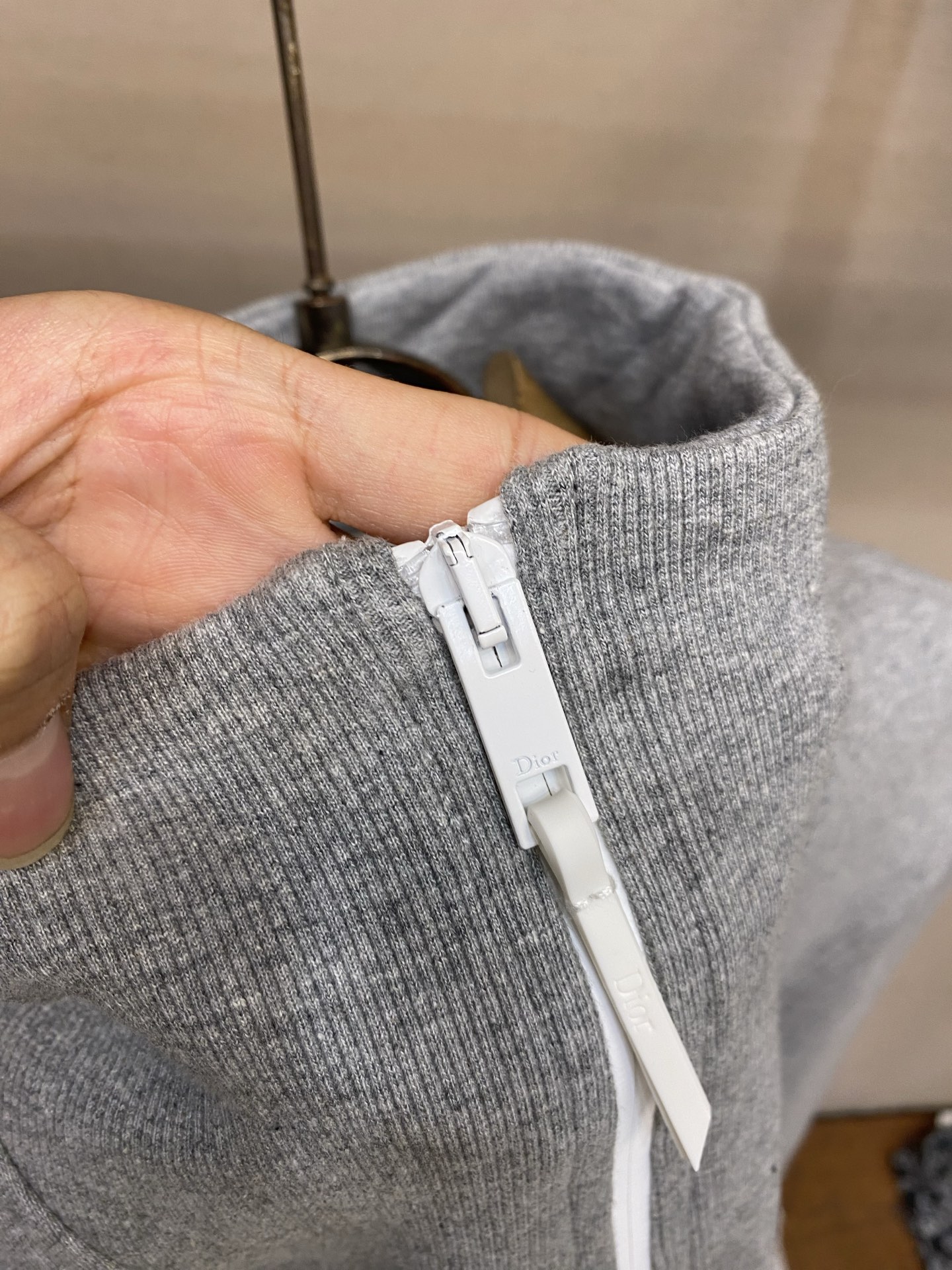🌟🌟，，Dior 蒙田刺绣半高拉链卫衣 发售色系：灰色、绿色 ⚠️原¥15560购买；棉质起绒卫衣面料、Montaign