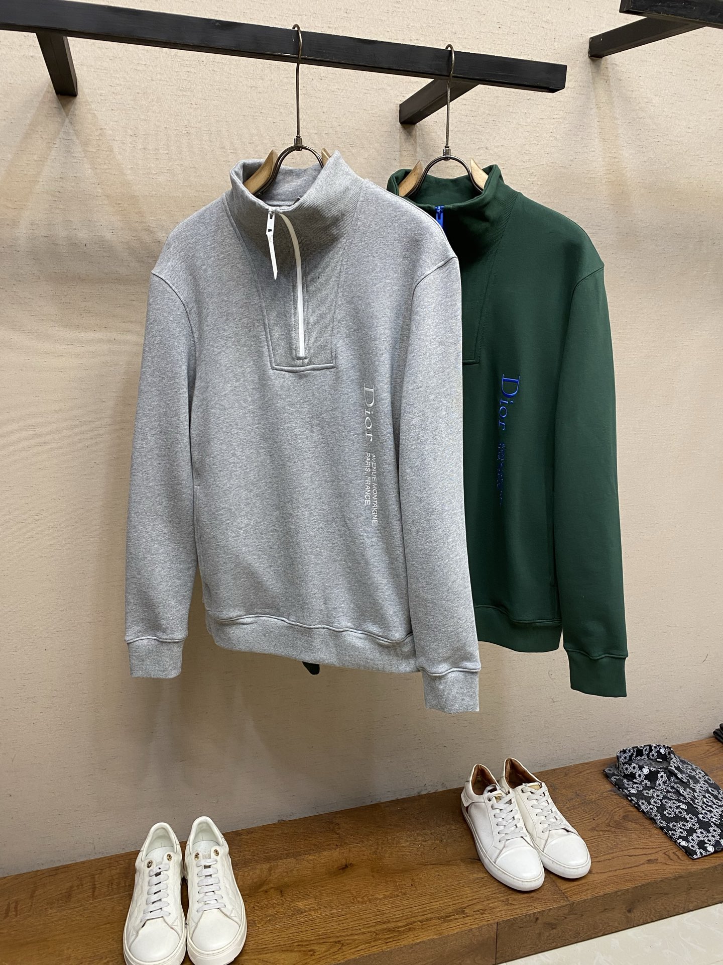 🌟🌟，，Dior 蒙田刺绣半高拉链卫衣 发售色系：灰色、绿色 ⚠️原¥15560购买；棉质起绒卫衣面料、Montaign