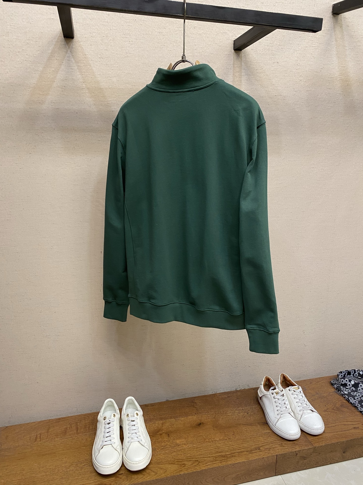 🌟🌟，，Dior 蒙田刺绣半高拉链卫衣 发售色系：灰色、绿色 ⚠️原¥15560购买；棉质起绒卫衣面料、Montaign
