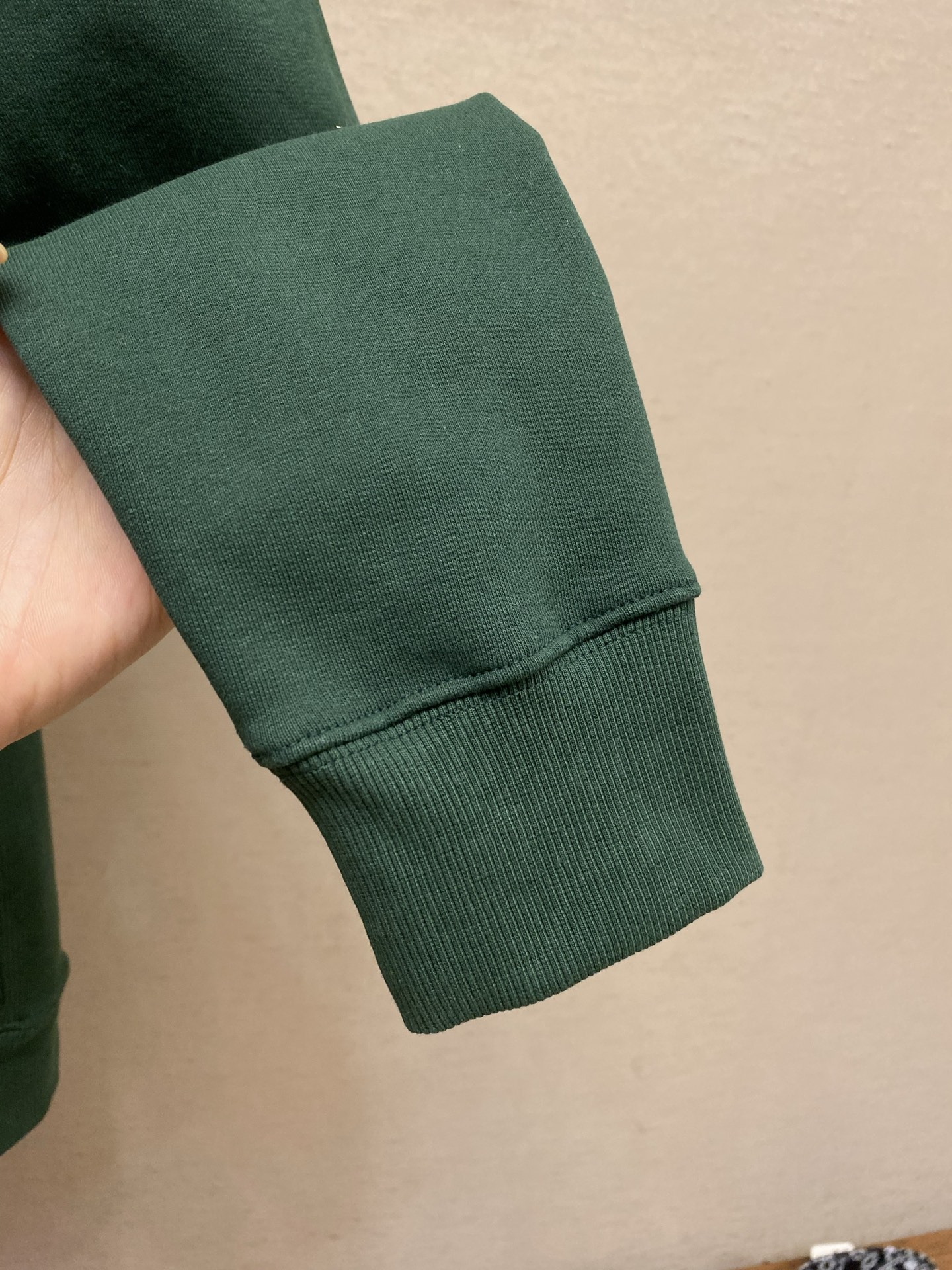 🌟🌟，，Dior 蒙田刺绣半高拉链卫衣 发售色系：灰色、绿色 ⚠️原¥15560购买；棉质起绒卫衣面料、Montaign