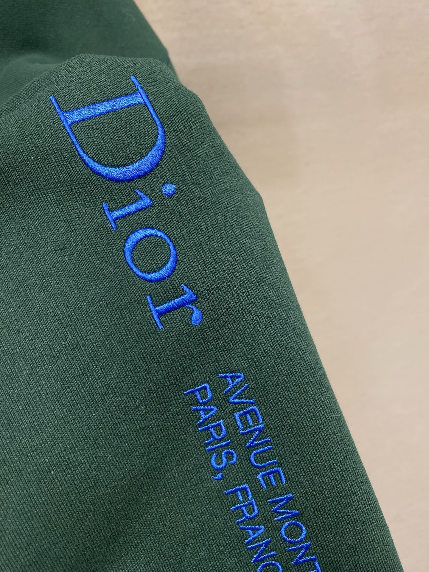 🌟🌟，，Dior 蒙田刺绣半高拉链卫衣 发售色系：灰色、绿色 ⚠️原¥15560购买；棉质起绒卫衣面料、Montaign