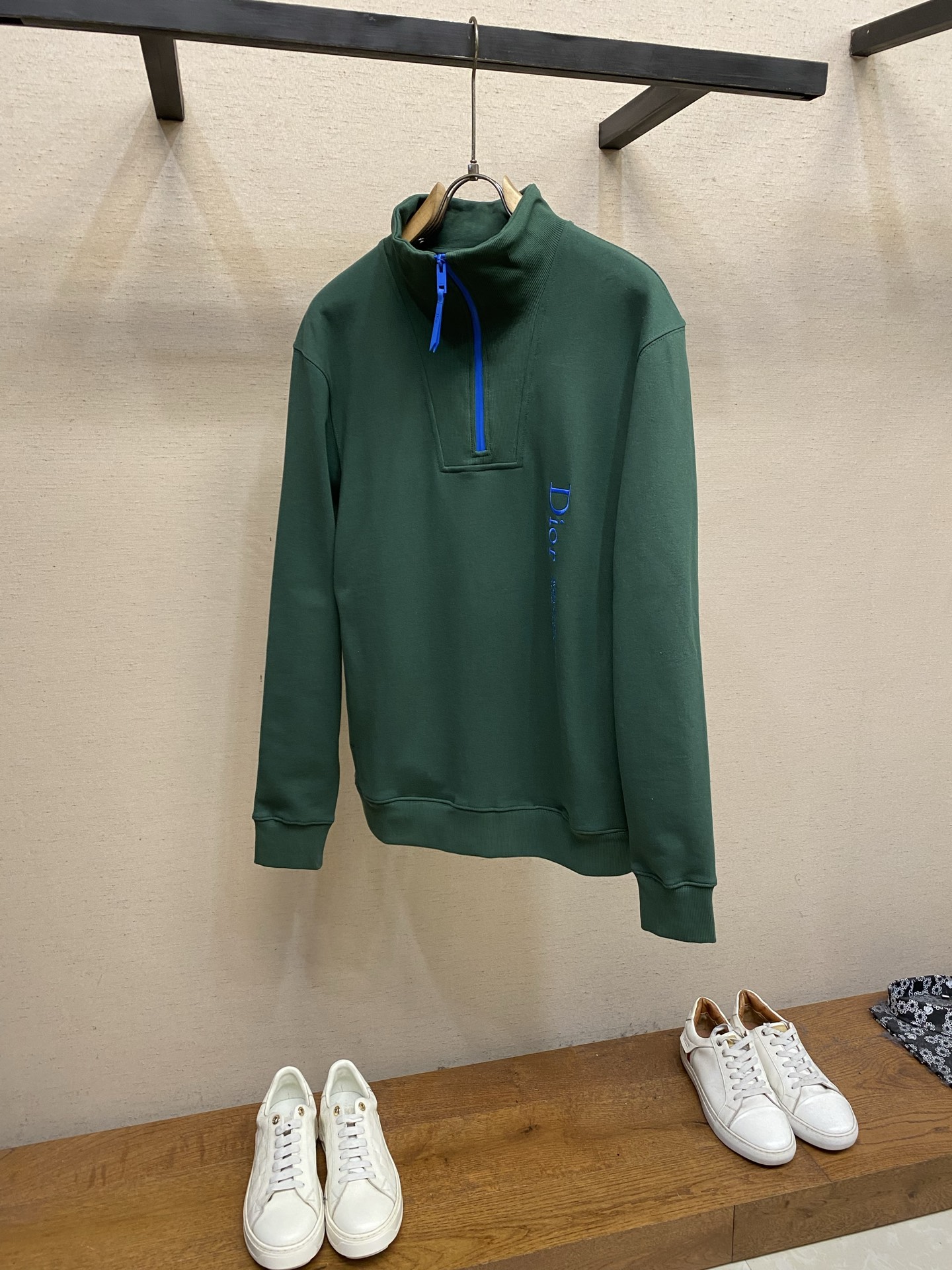 🌟🌟，，Dior 蒙田刺绣半高拉链卫衣 发售色系：灰色、绿色 ⚠️原¥15560购买；棉质起绒卫衣面料、Montaign