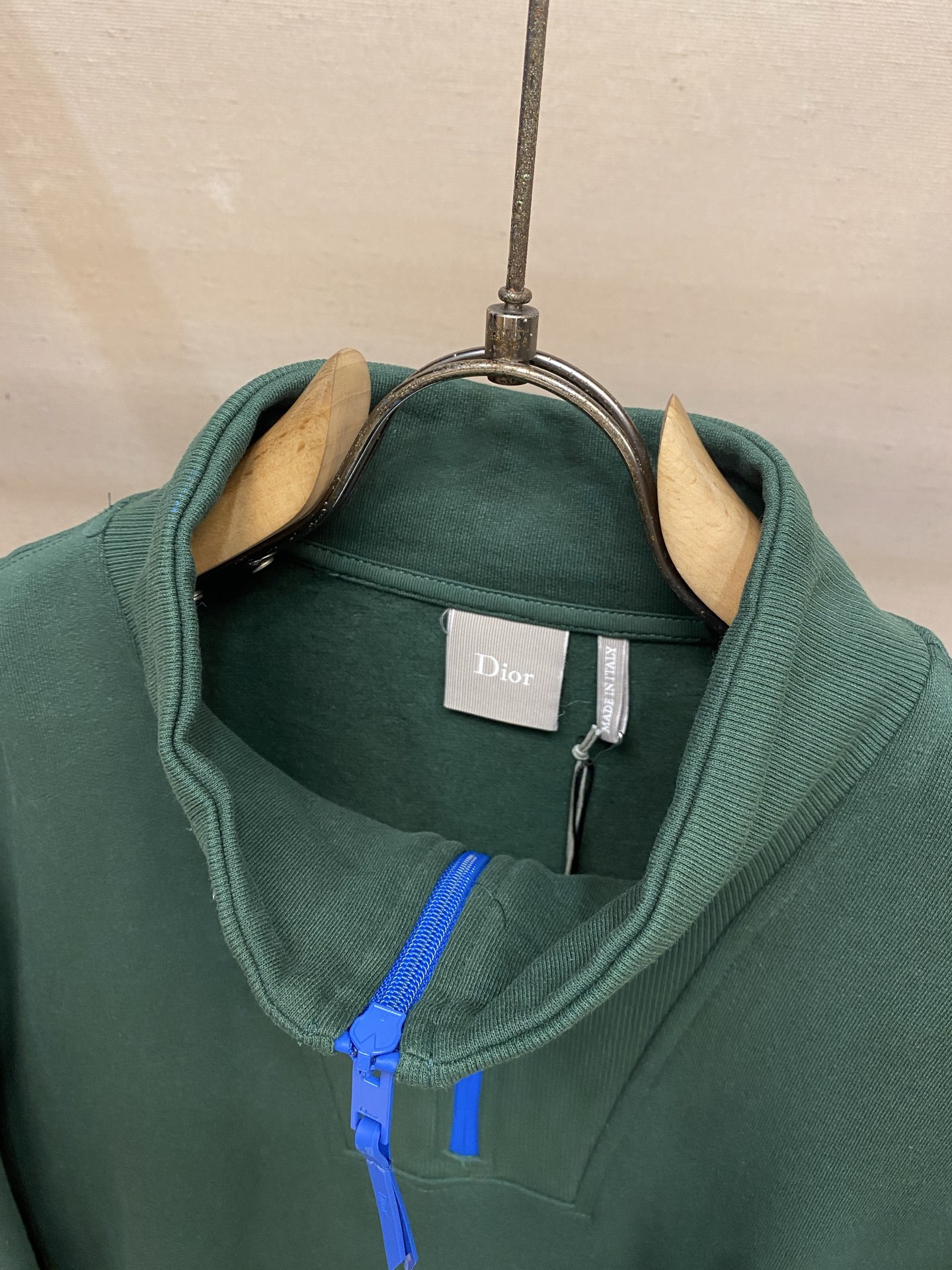 🌟🌟，，Dior 蒙田刺绣半高拉链卫衣 发售色系：灰色、绿色 ⚠️原¥15560购买；棉质起绒卫衣面料、Montaign