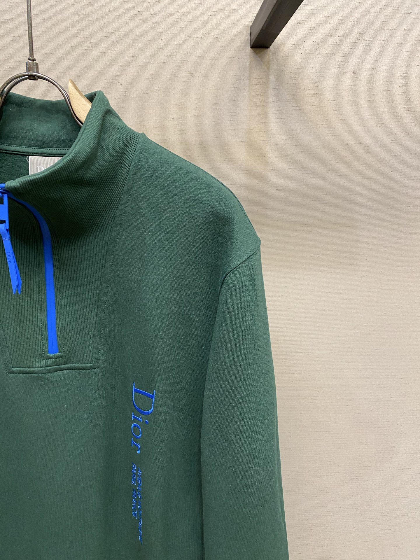 🌟🌟，，Dior 蒙田刺绣半高拉链卫衣 发售色系：灰色、绿色 ⚠️原¥15560购买；棉质起绒卫衣面料、Montaign