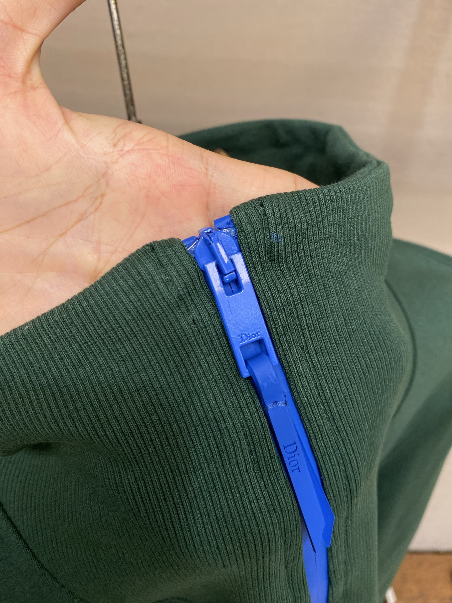 🌟🌟，，Dior 蒙田刺绣半高拉链卫衣 发售色系：灰色、绿色 ⚠️原¥15560购买；棉质起绒卫衣面料、Montaign