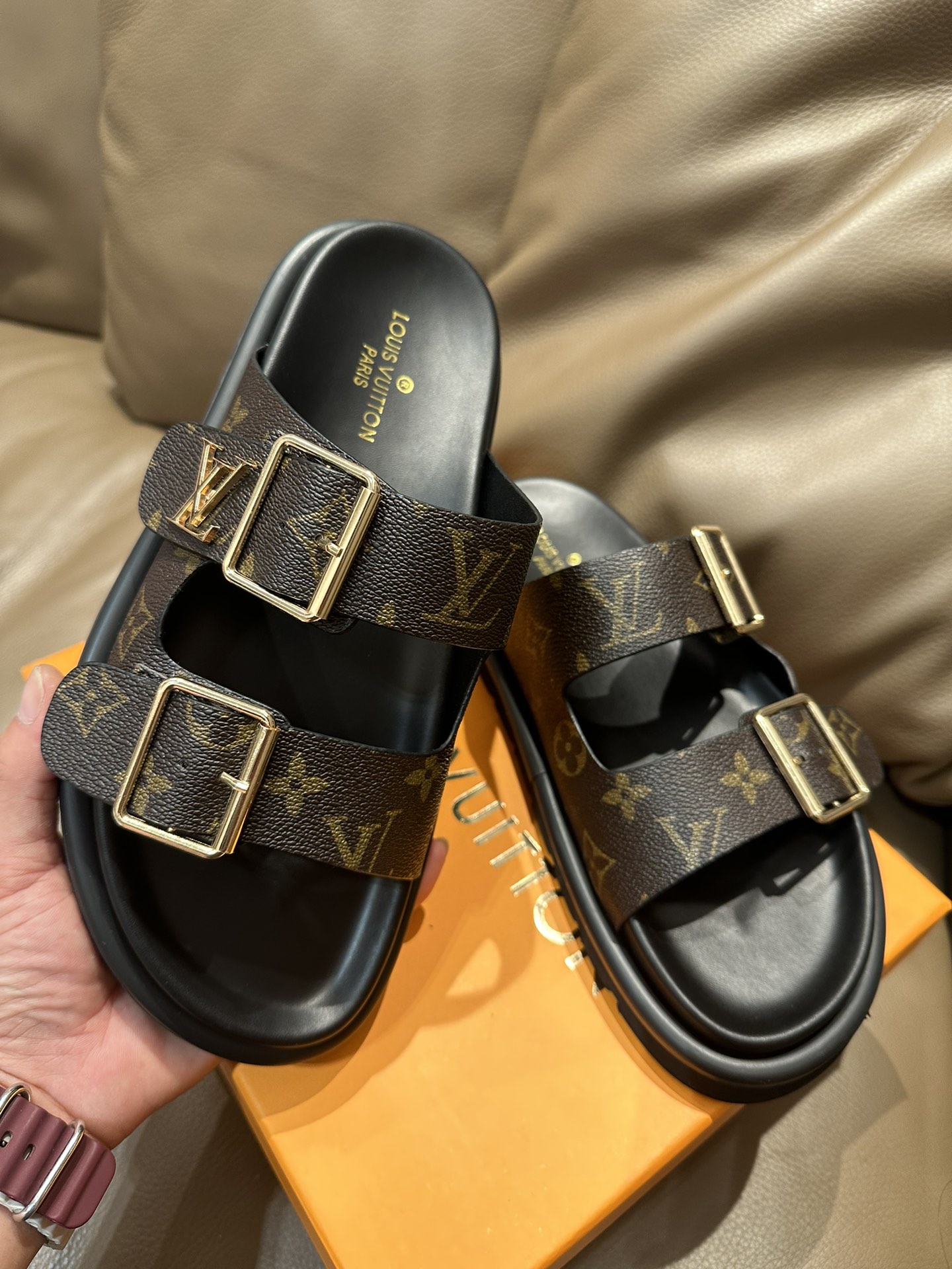 NO:280660,LV~ High-end couple slippers, upper material, original private model outsole, perfect details, showing the style of a big brand, casual, loose and comfortable, high-quality and boutique, physical shooting, exclusive new style, must-have in summer!  Three colors available, Size35-45, louis vuitton, slippers19860909LV～ 高端情侣装拖鞋,鞋面材质原版材料,原版私模大底,细节完美,尽显大牌风范,休闲宽松舒适型,高品质精品,实物拍摄,独家新款,夏季必入哦！三色可选,Size35-45,,louis vuitton,slippers,Men's shoes