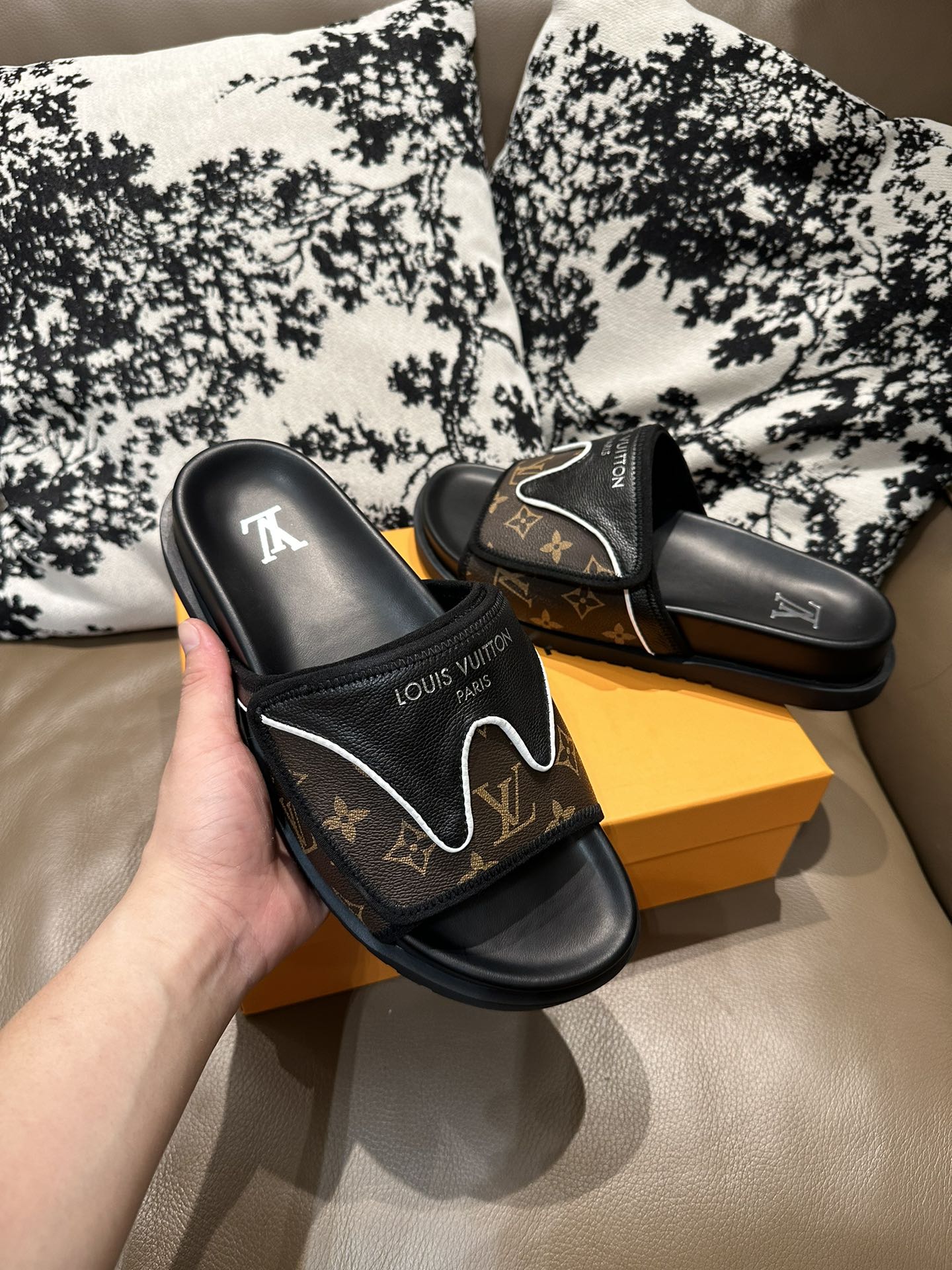 NO:409583,LV Velcro new style, cowhide, sheepskin, size 36-46:, slippers, louis vuitton, slippers, cowhide, sheepskin19860909LV 魔术贴新款式,牛皮面 羊皮里,36-46码 :,拖鞋,louis vuitton,slippers,cowhide,sheepskin,Women's Shoes