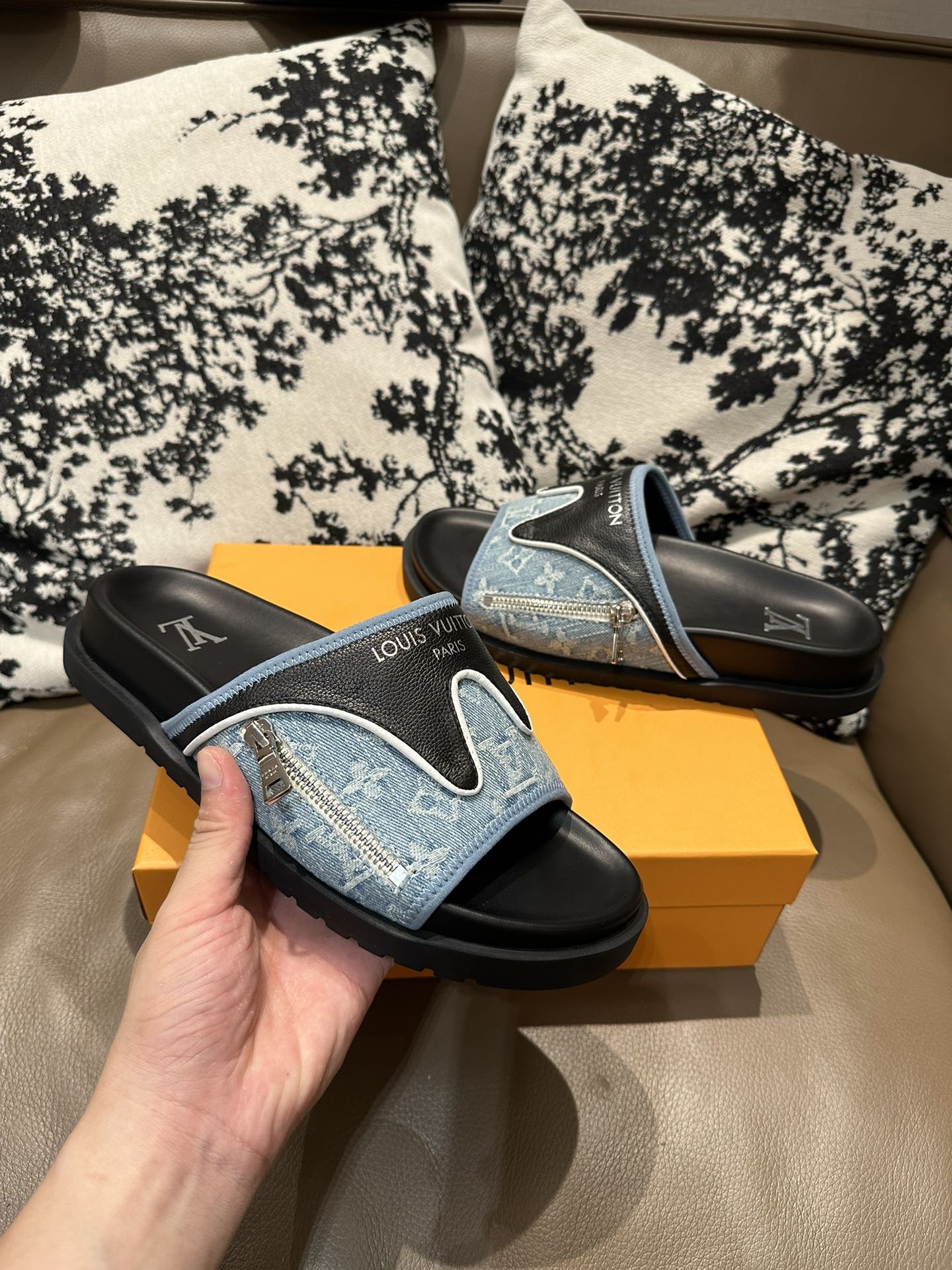 NO:409586,LV zipper new style, cowhide, sheepskin, size 36-46:, slippers, louis vuitton, slippers, cowhide, sheepskin19860909LV 拉链新款式,牛皮面 羊皮里,36-46码 :,拖鞋,louis vuitton,slippers,cowhide,sheepskin,Women's Shoes