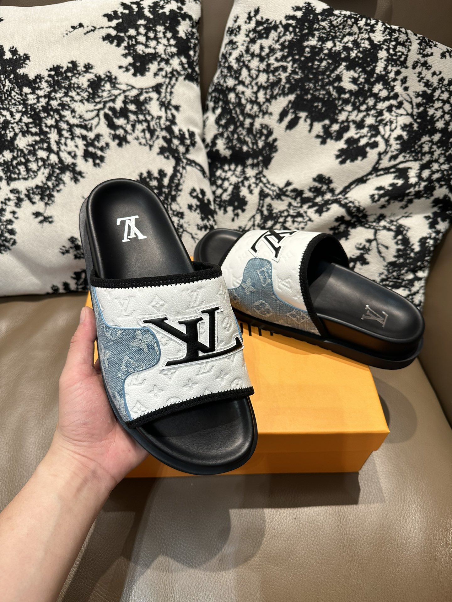 NO:409589,LV flip flops, cowhide, sheepskin, size 36-46:, slippers, louis vuitton, slippers, cowhide, sheepskin19860909LV一字拖,牛皮面 羊皮里,36-46码 :,拖鞋,louis vuitton,slippers,cowhide,sheepskin,Women's Shoes